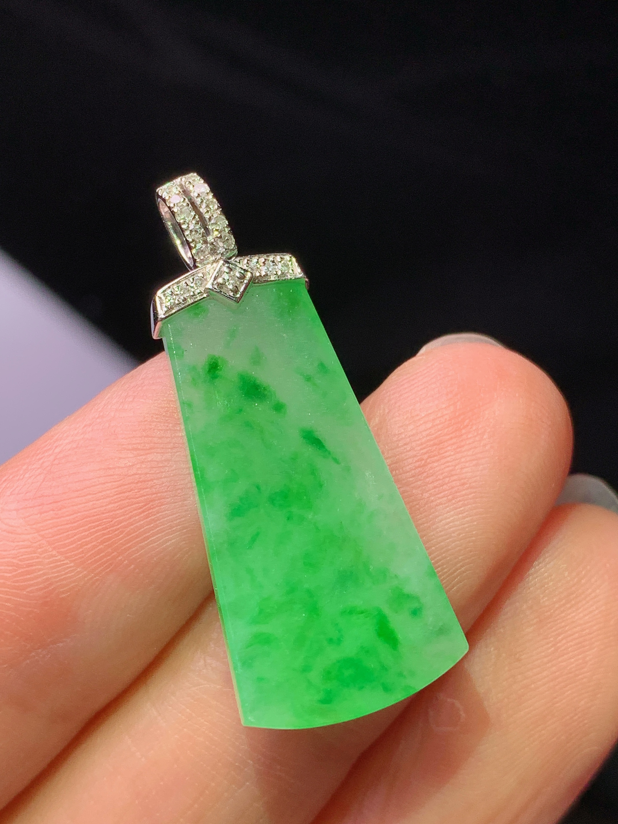 18k金钻镶嵌冰阳绿无事牌吊坠 玉质细腻 色泽艳丽清新 水润亮眼 整体尺寸30.8*12.5*2.5