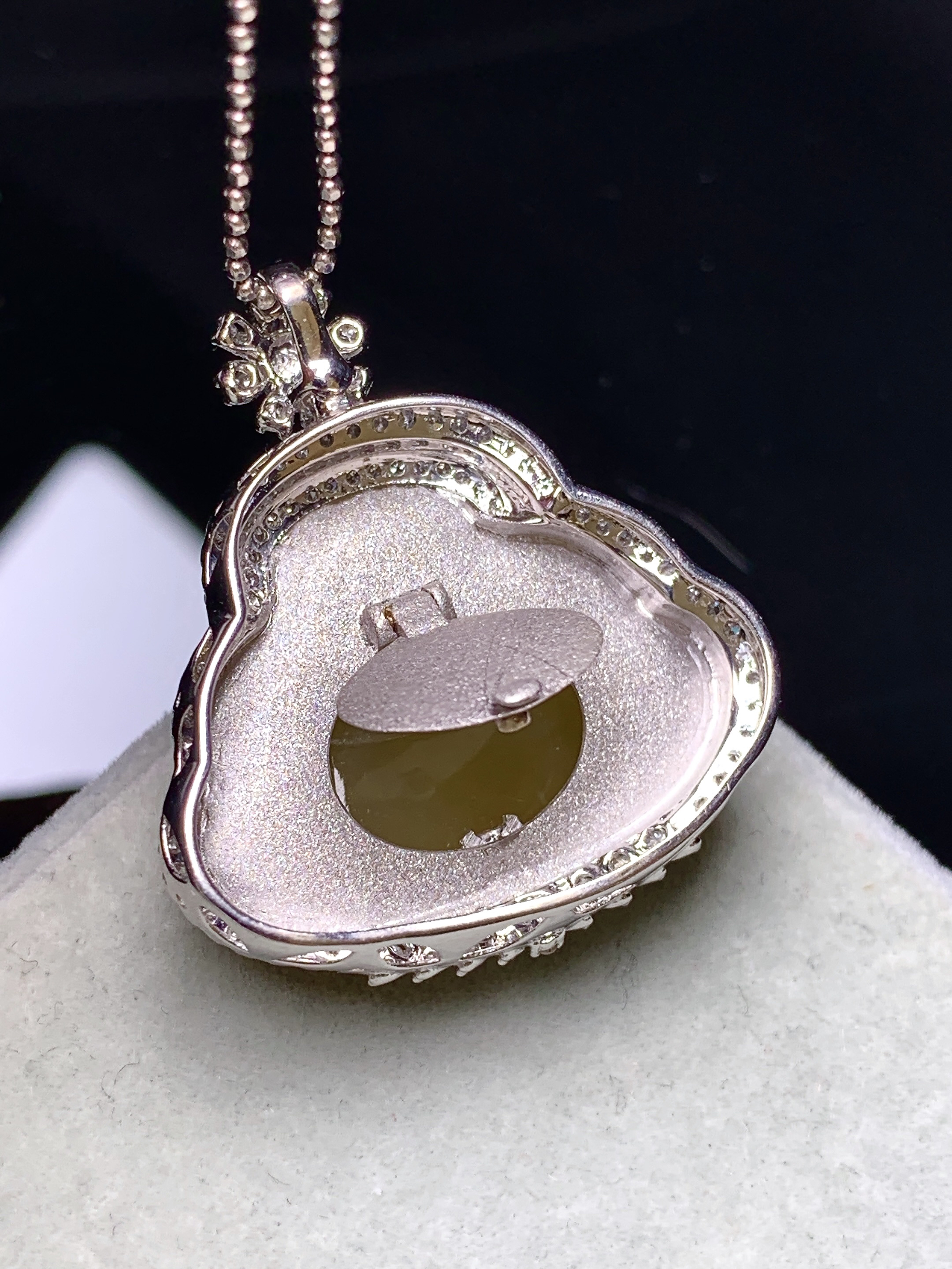 18k金钻镶嵌冰黄翡佛公吊坠 玉质细腻 色泽艳丽清新 水润亮眼 整体尺寸29.8*26.5*9.5b7