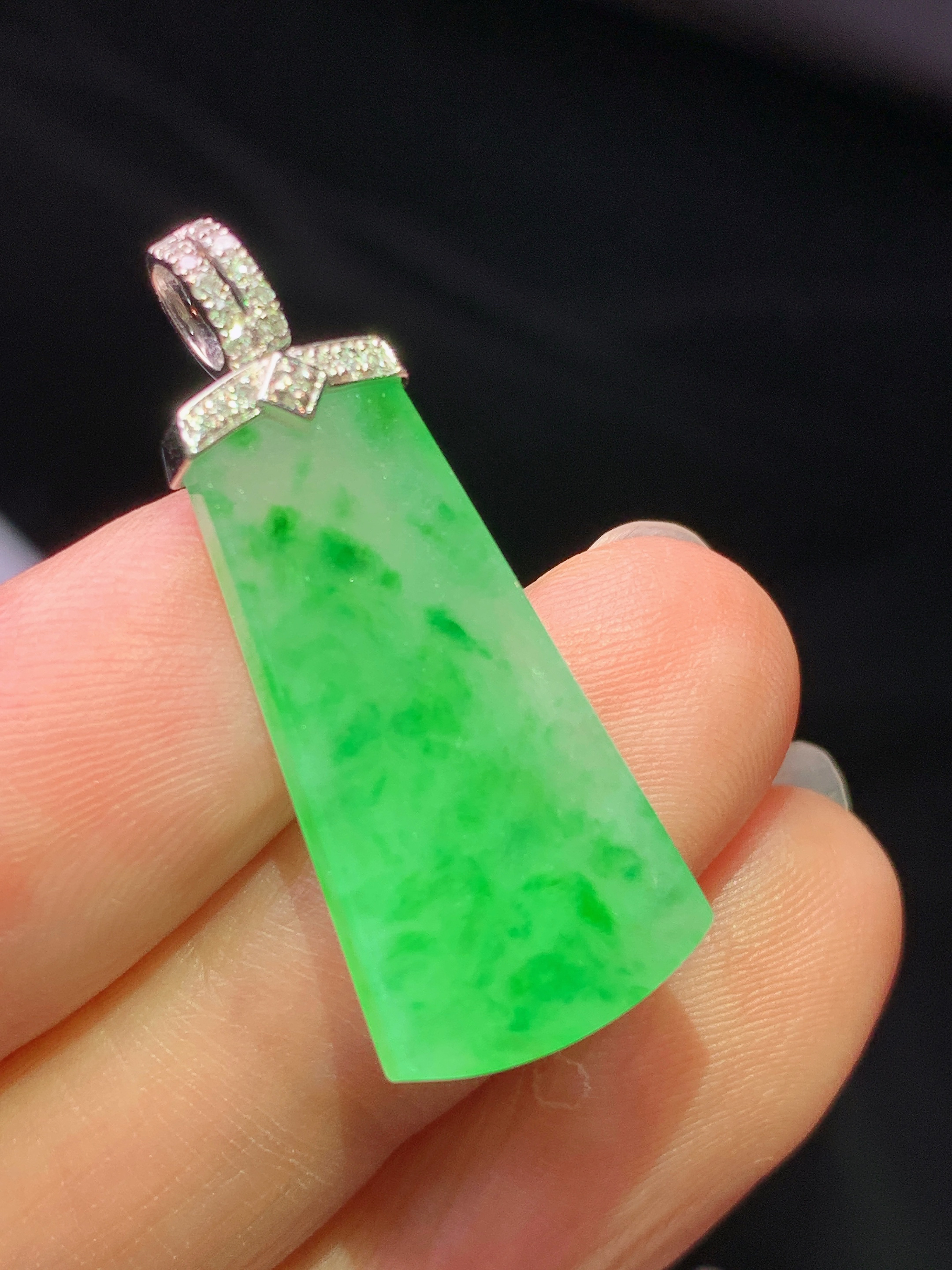 18k金钻镶嵌冰阳绿无事牌吊坠 玉质细腻 色泽艳丽清新 水润亮眼 整体尺寸30.8*12.5*2.5z1