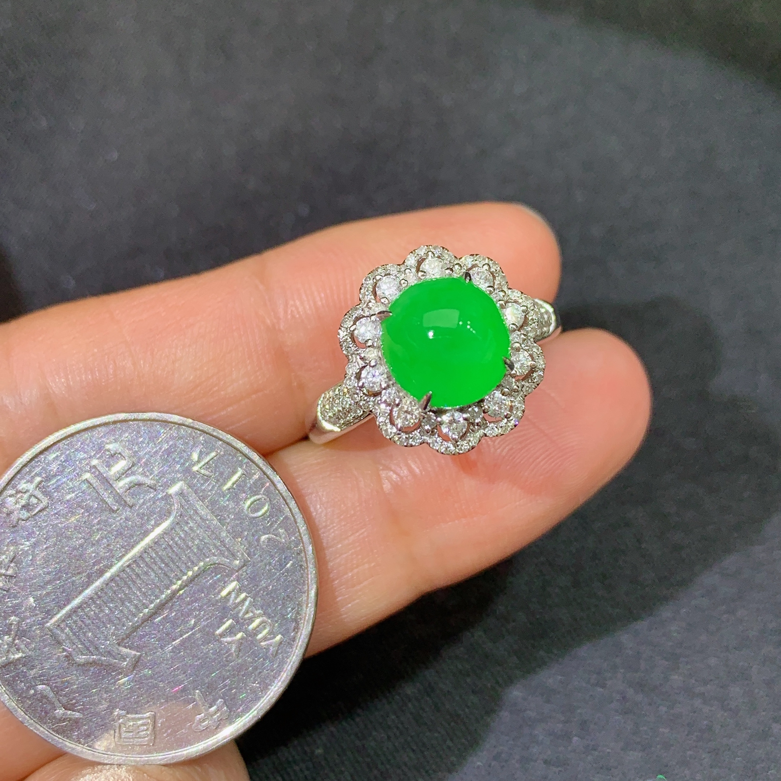 阳绿蛋面戒指，18k金镶嵌，款式精美，冰润色阳，种水足，Xf 尺寸8.1*7.7*4.7