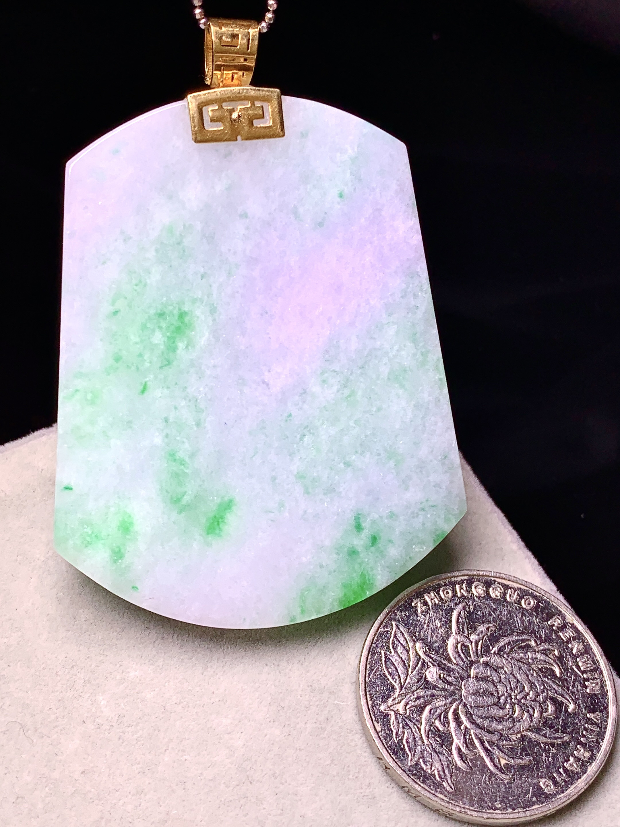 18k金钻镶嵌春彩无事牌吊坠 玉质细腻 色泽艳丽清新 水润亮眼 整体尺寸57.5*39.5*5.5e