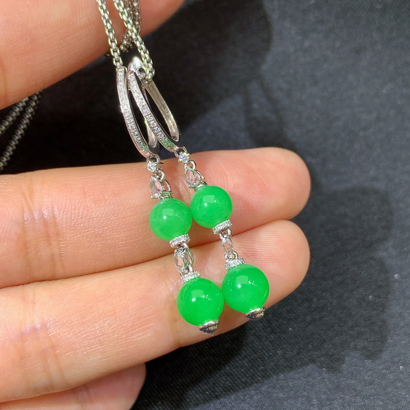 阳绿圆珠耳坠，18k金镶嵌，款式新颖，冰润色阳，种水足，Cj 尺寸6.2