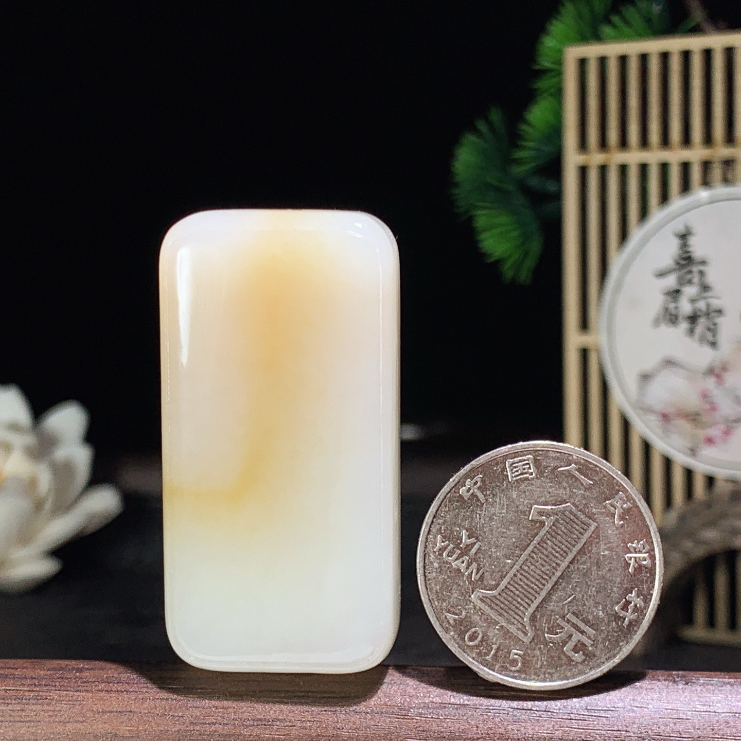 新疆和田玉且末糖平安无事牌挂件 尺寸47/23/12重38克。玉质细腻油润。手推出油。佩戴高端典雅。lt260418