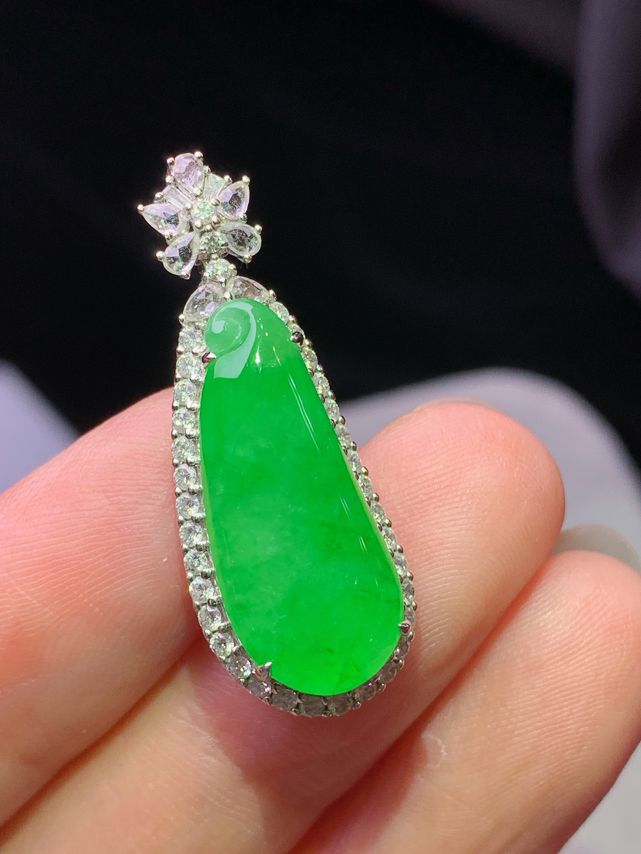 18k金钻镶嵌冰阳绿福瓜吊坠 玉质细腻 色泽艳丽清新 水润亮眼 整体尺寸31*11.8*8.6j3