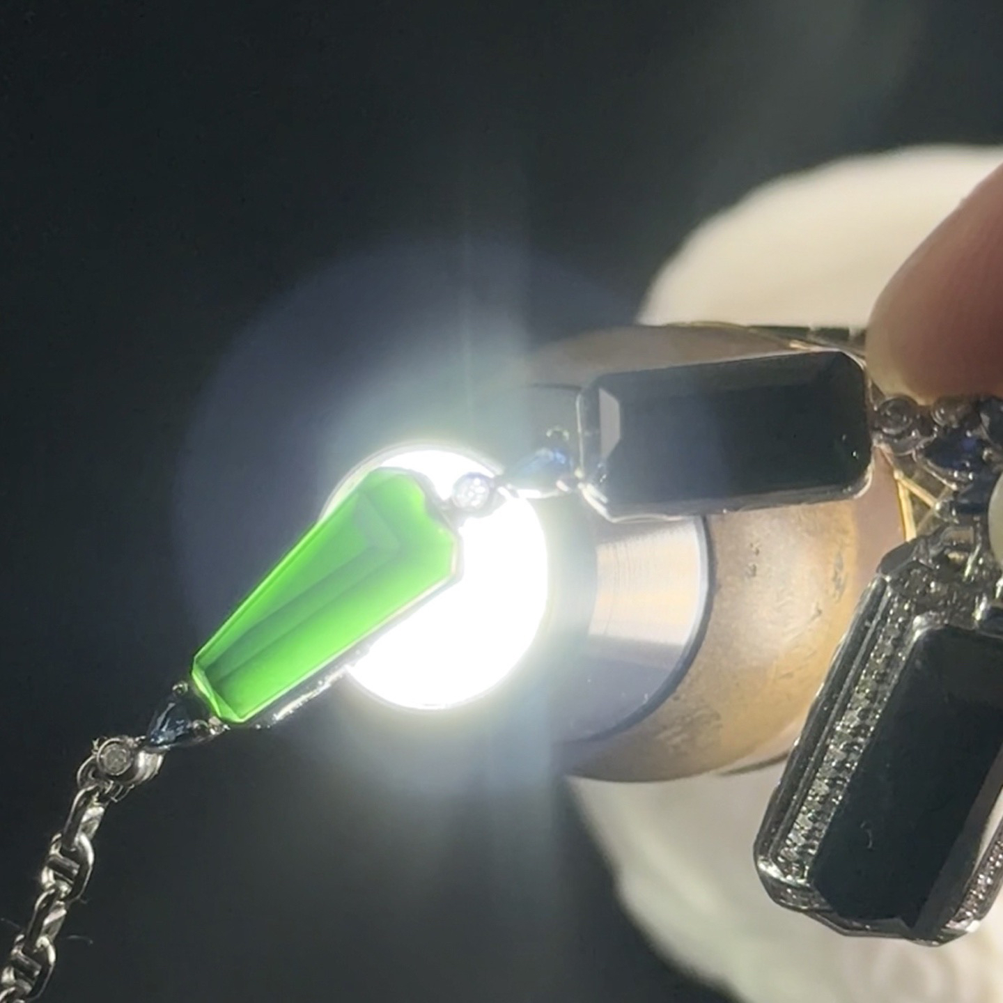 精品18k墨翠项链 种好色正 黑度极好 打灯通透 油性十足  尺寸22.9