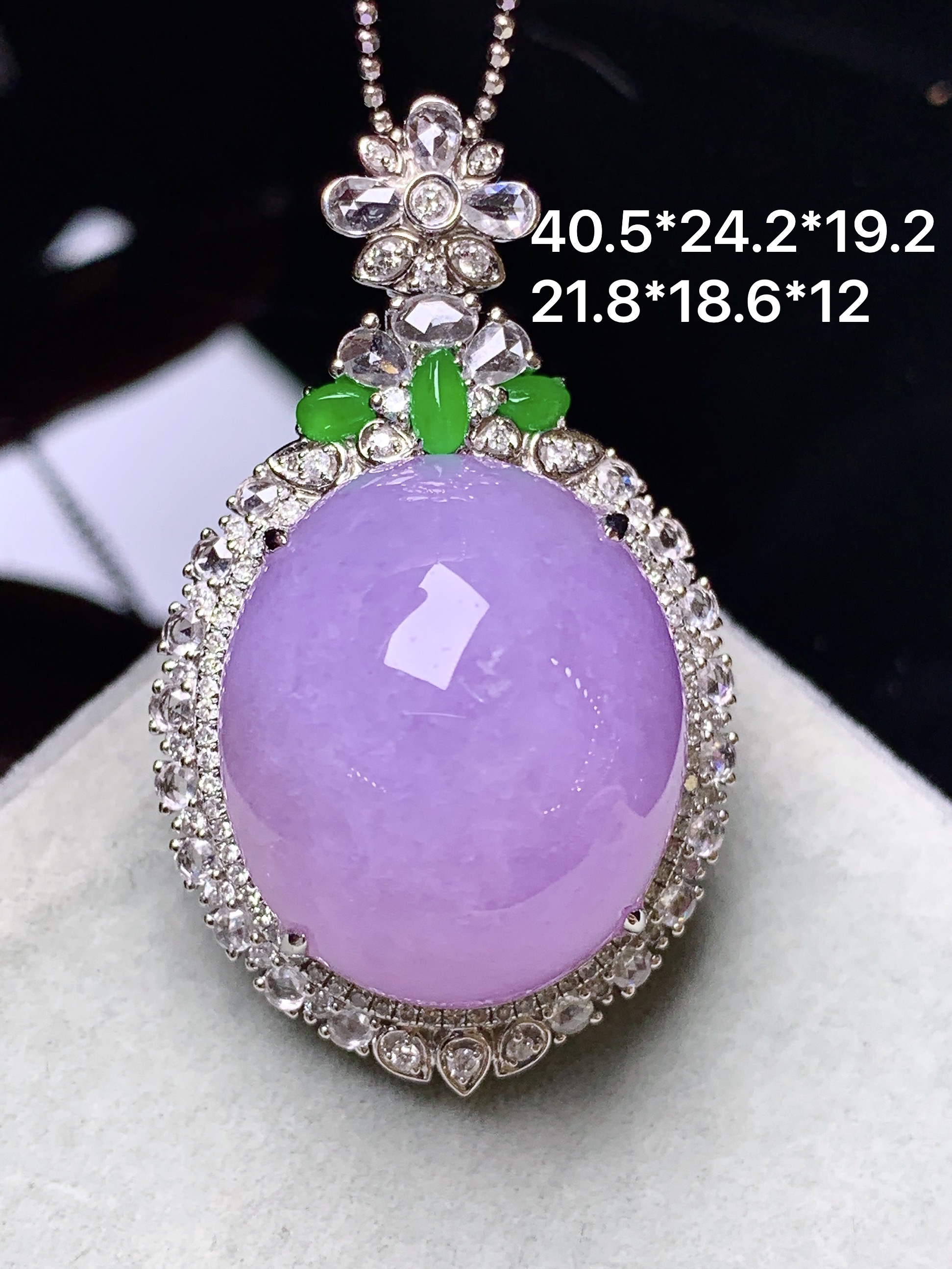 18k金钻镶嵌紫罗兰蛋面吊坠 玉质细腻 色泽艳丽清新 水润亮眼 整体尺寸40.5*24.2*19.2b7