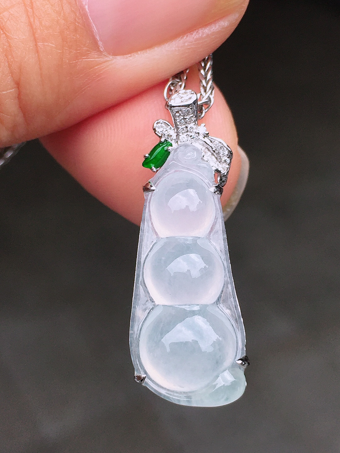 冰种福豆吊坠，玉质细腻，荧光感超
强，饱满圆润，尽显优雅气质，18k
金豪华镶嵌