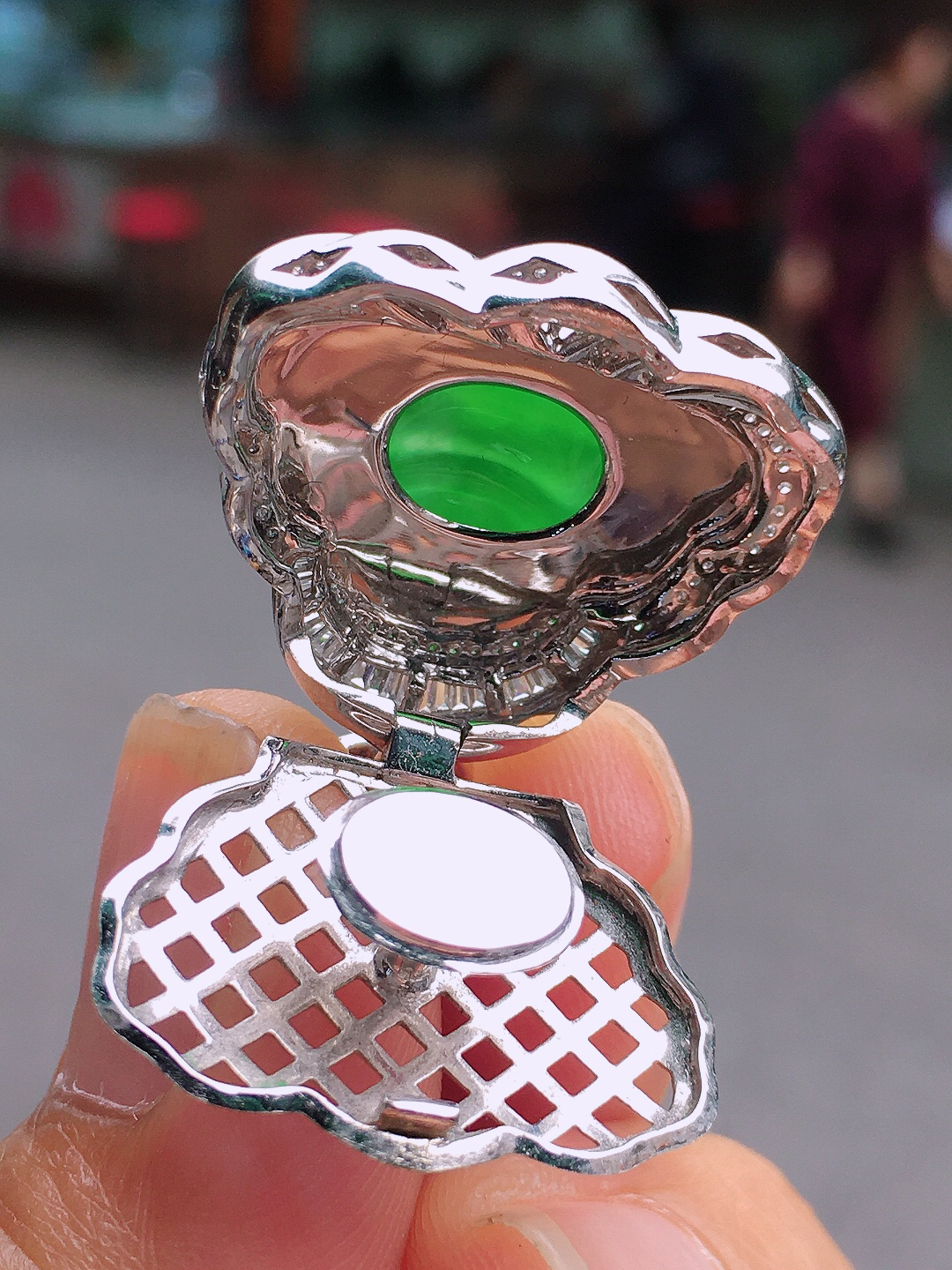 阳绿佛公吊坠，色泽均匀艳丽，玉质细腻，荧光感超
强，饱满圆润，尽显优雅气质，18k
金豪华镶嵌