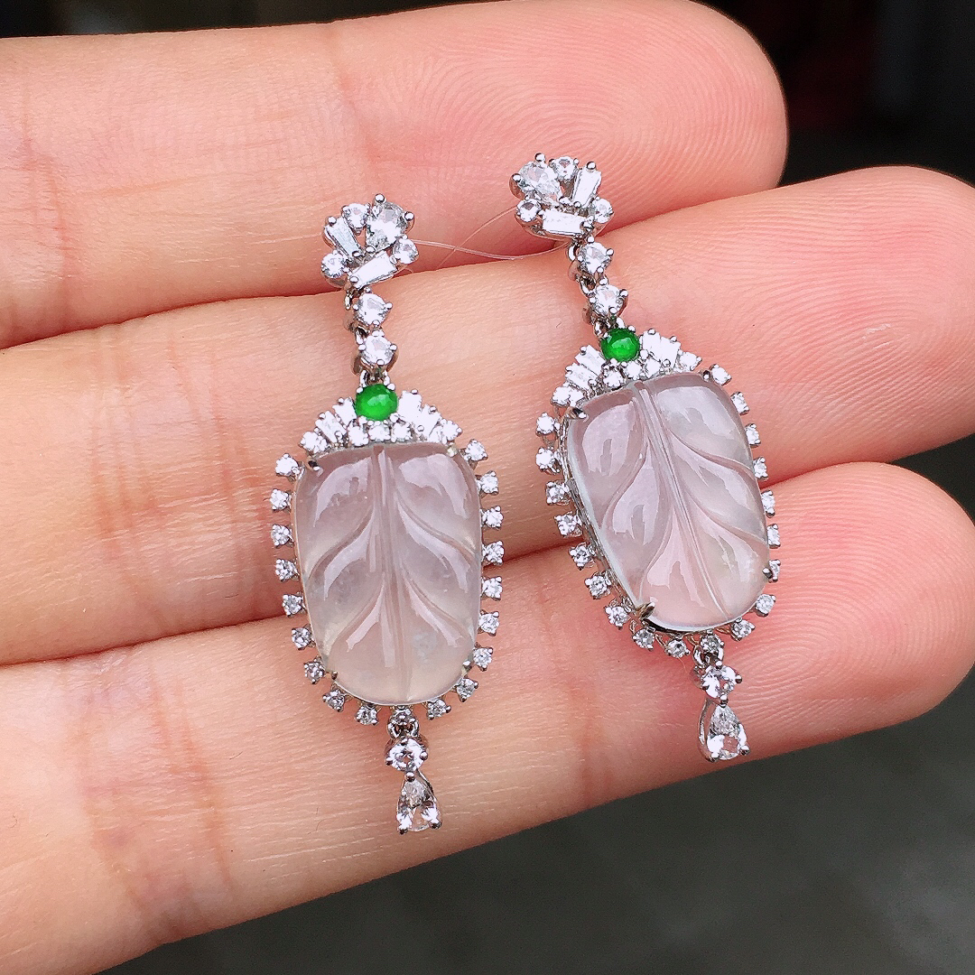 冰种玉叶耳坠，玉质细腻，荧光感超
强，饱满圆润，尽显优雅气质，18k
金豪华镶嵌