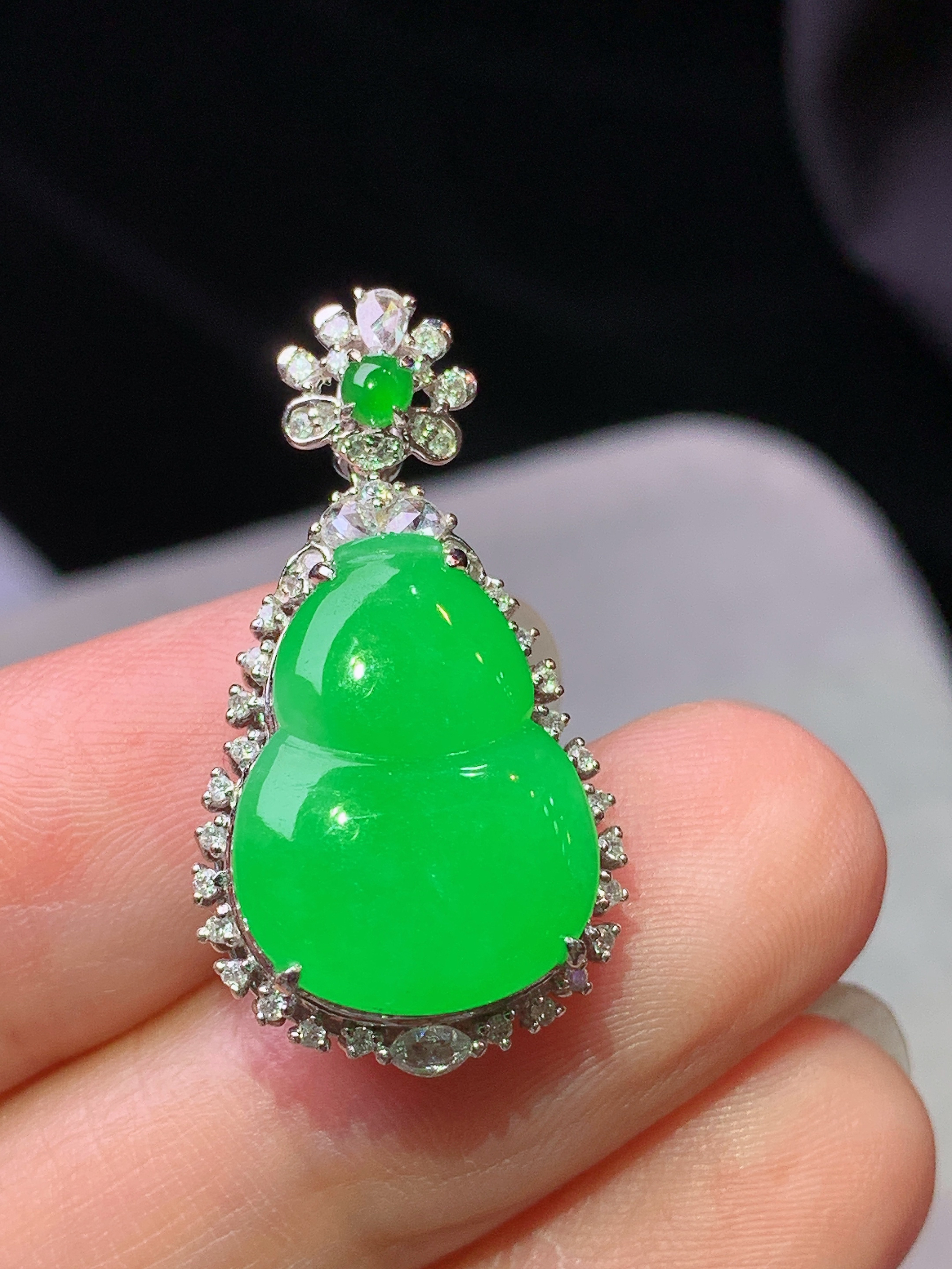 18k金钻镶嵌冰阳绿葫芦吊坠 玉质细腻 色泽艳丽清新 水润亮眼 整体尺寸28*15.2*9j3