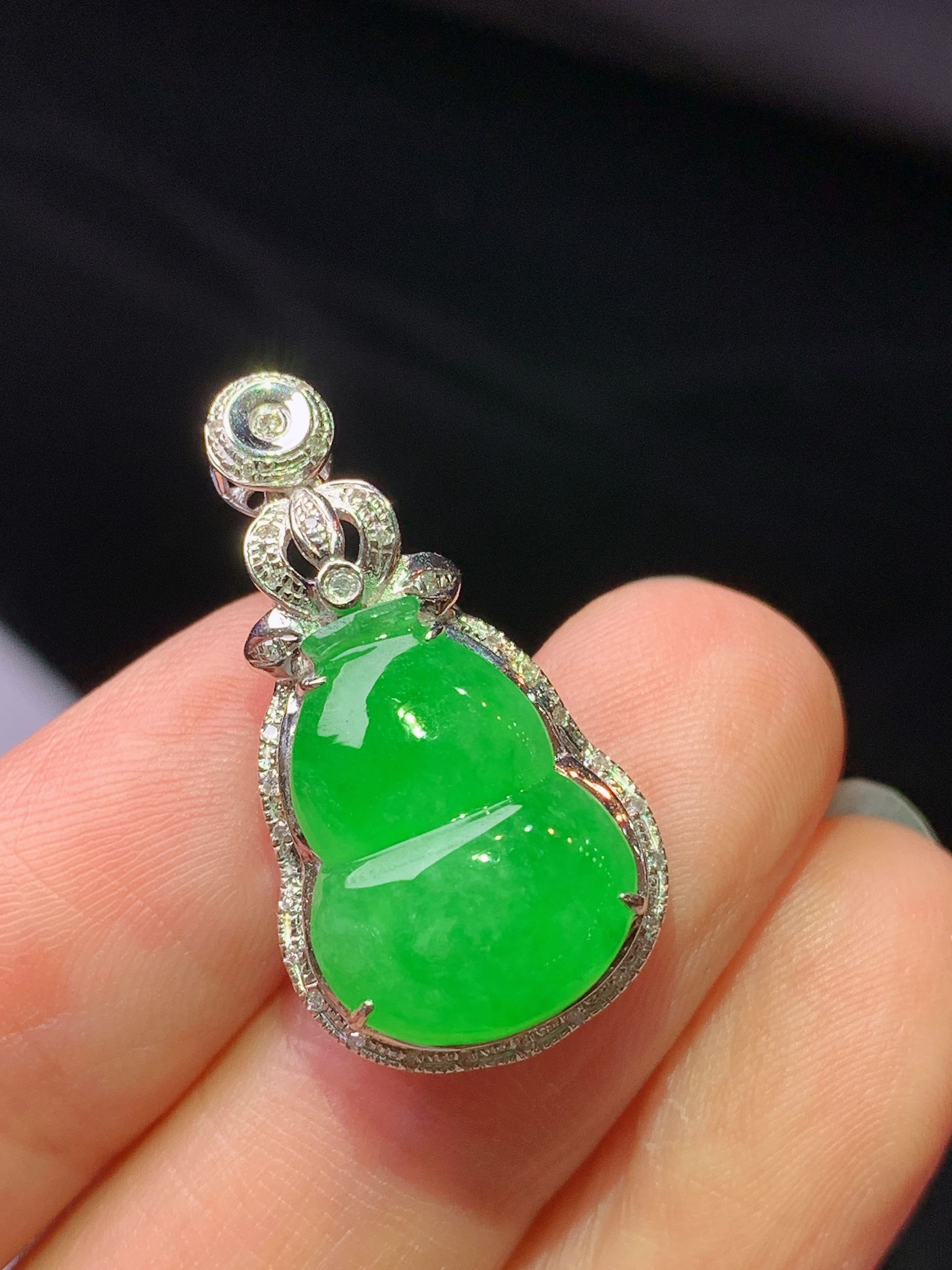 18k金钻镶嵌冰阳绿葫芦吊坠 玉质细腻 色泽艳丽清新 水润亮眼 整体尺寸26*14*8z1