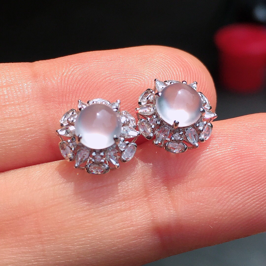 玻璃种蛋面耳钉，玉质细腻，荧光感超
强，饱满圆润，尽显优雅气质，18k
金豪华镶嵌