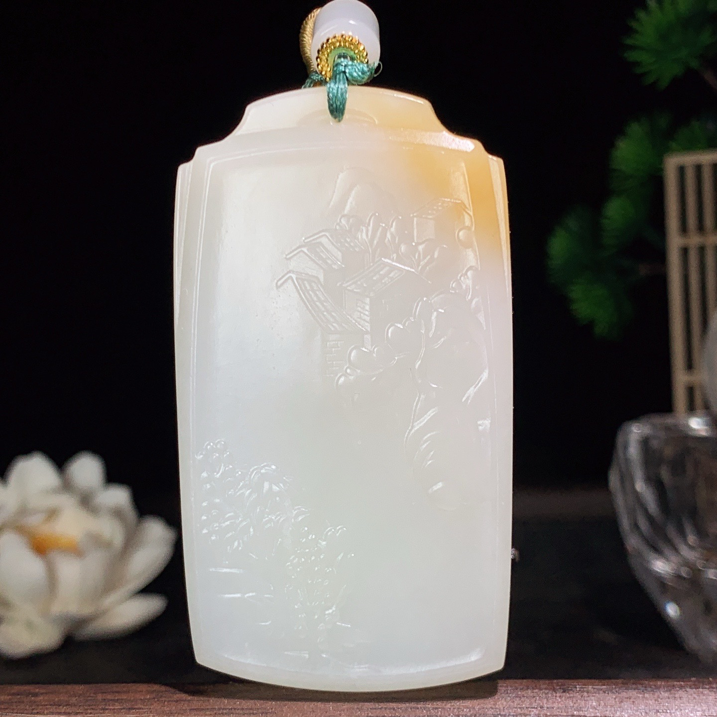 新疆和田玉且末糖座莲观音挂件 尺寸69/38/9重65.5克。玉质细腻油润。手推出油。佩戴高端典雅。lt260418