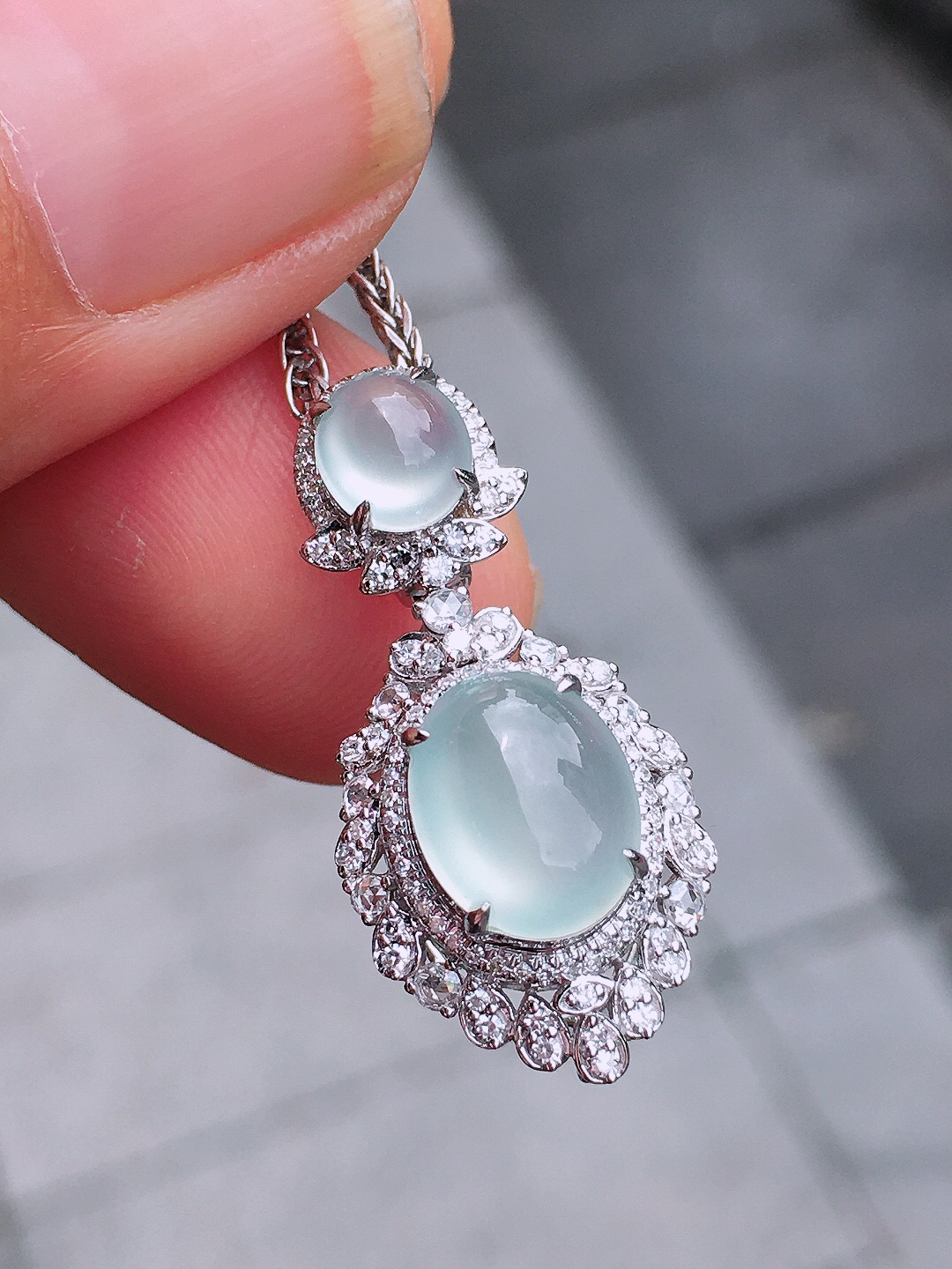 冰种蛋面吊坠，玉质细腻，荧光感超
强，饱满圆润，尽显优雅气质，18k
金豪华镶嵌