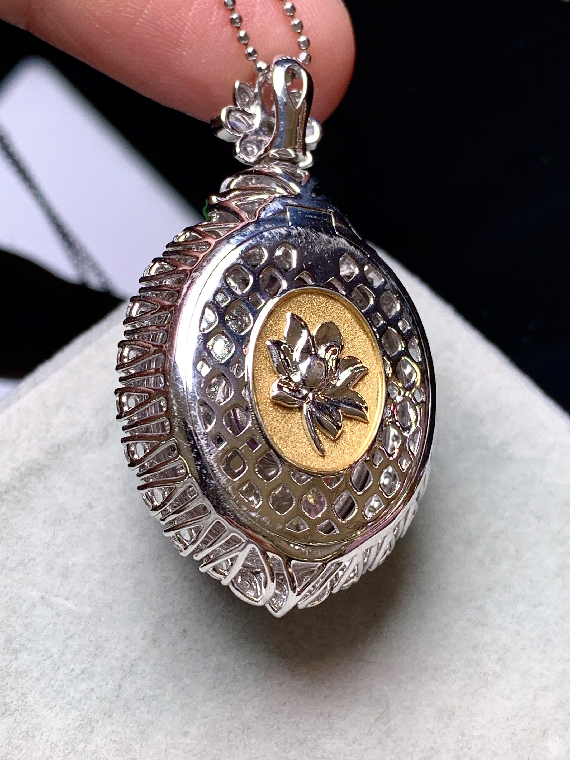 18k金钻镶嵌紫罗兰蛋面吊坠 玉质细腻 色泽艳丽清新 水润亮眼 整体尺寸40.5*24.2*19.2b7