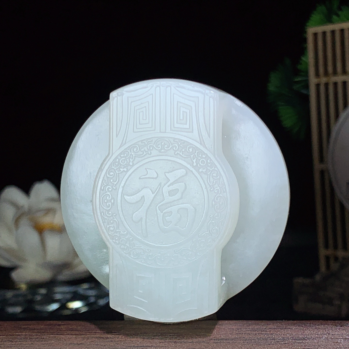 和田玉青海料翠青龙头皮带扣挂件。尺寸52/18重65.5克，玉质细腻油润 脂粉好，品质好！lt260418