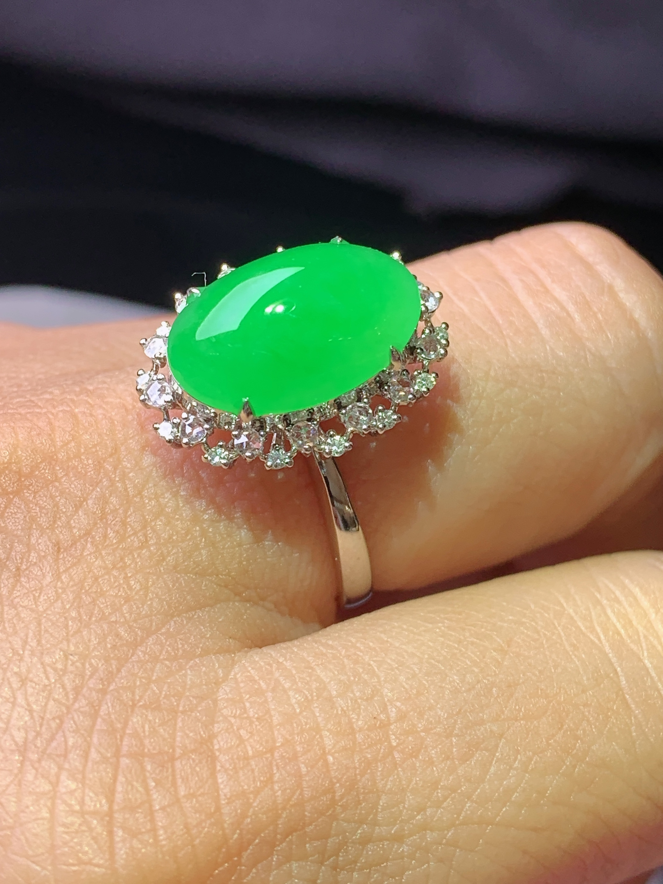 18k金钻镶嵌冰阳绿蛋面戒指 玉质细腻 色泽艳丽清新 水润亮眼 圈口14.5 整体尺寸18*13*12b7