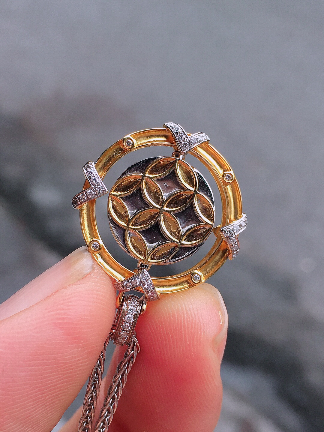 阳绿貔貅吊坠，色泽均匀艳丽，玉质细腻，荧光感超
强，饱满圆润，尽显优雅气质，18k
金豪华镶嵌