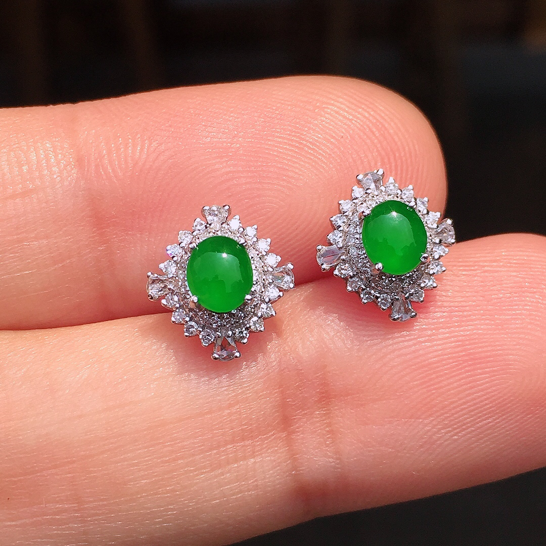 阳绿蛋面耳钉，色泽均匀艳丽，玉质细腻，荧光感超
强，饱满圆润，尽显优雅气质，18k
金豪华镶嵌