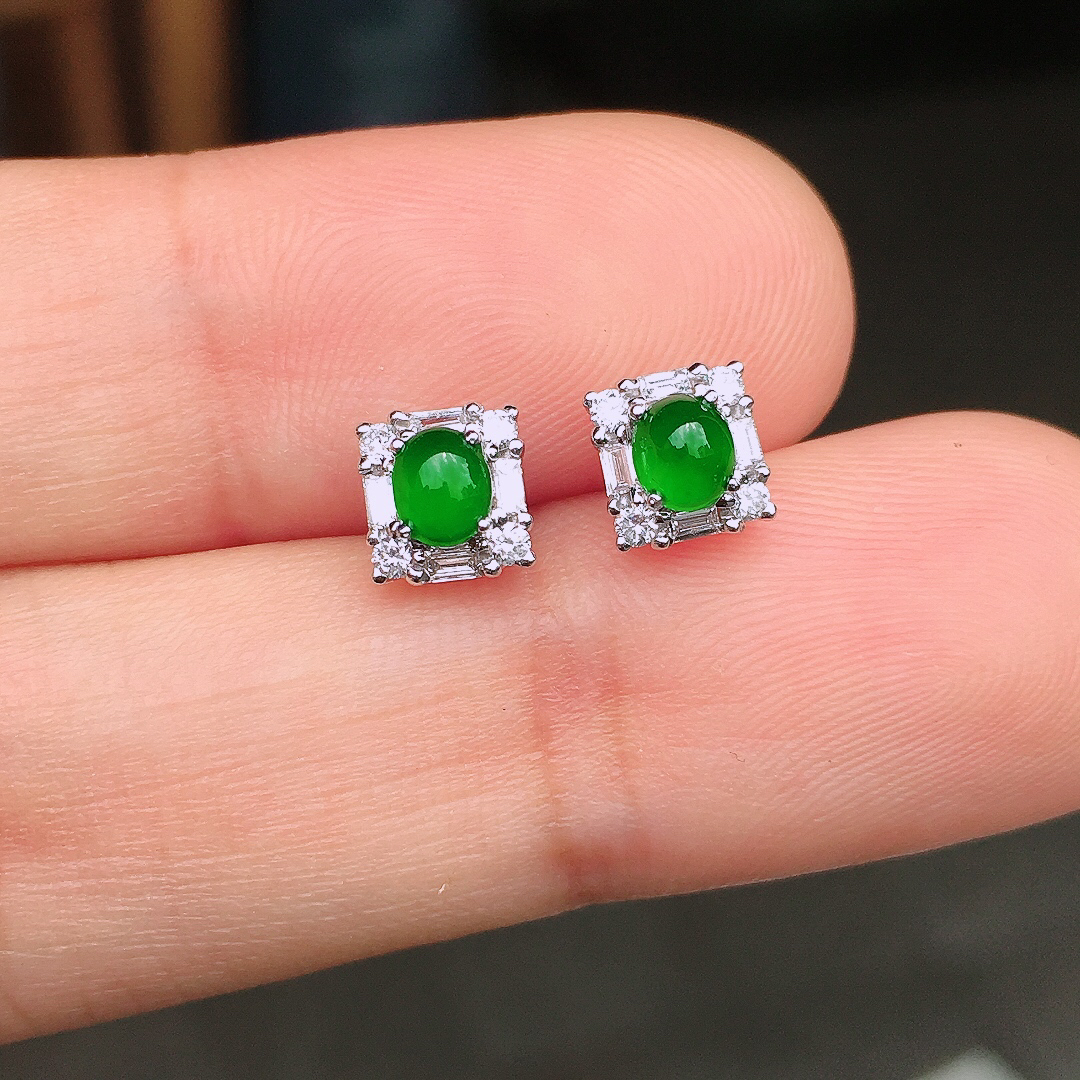 辣绿蛋面耳钉，色泽均匀艳丽，玉质细腻，荧光感超
强，饱满圆润，尽显优雅气质，18k
金豪华镶嵌