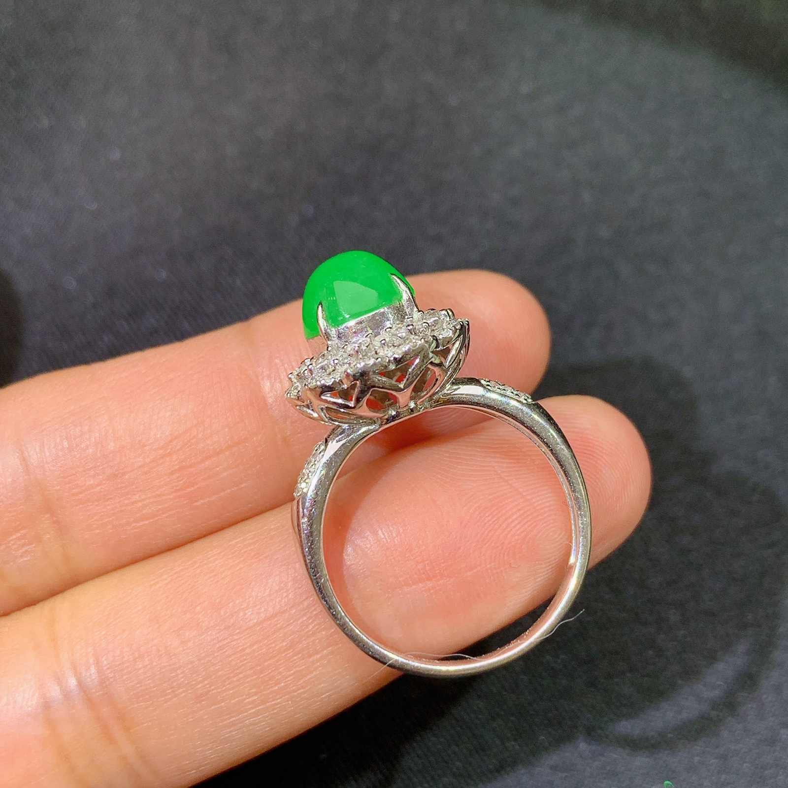 阳绿蛋面戒指，18k金镶嵌，款式精美，冰润色阳，种水足，Xf 尺寸8.1*7.7*4.7