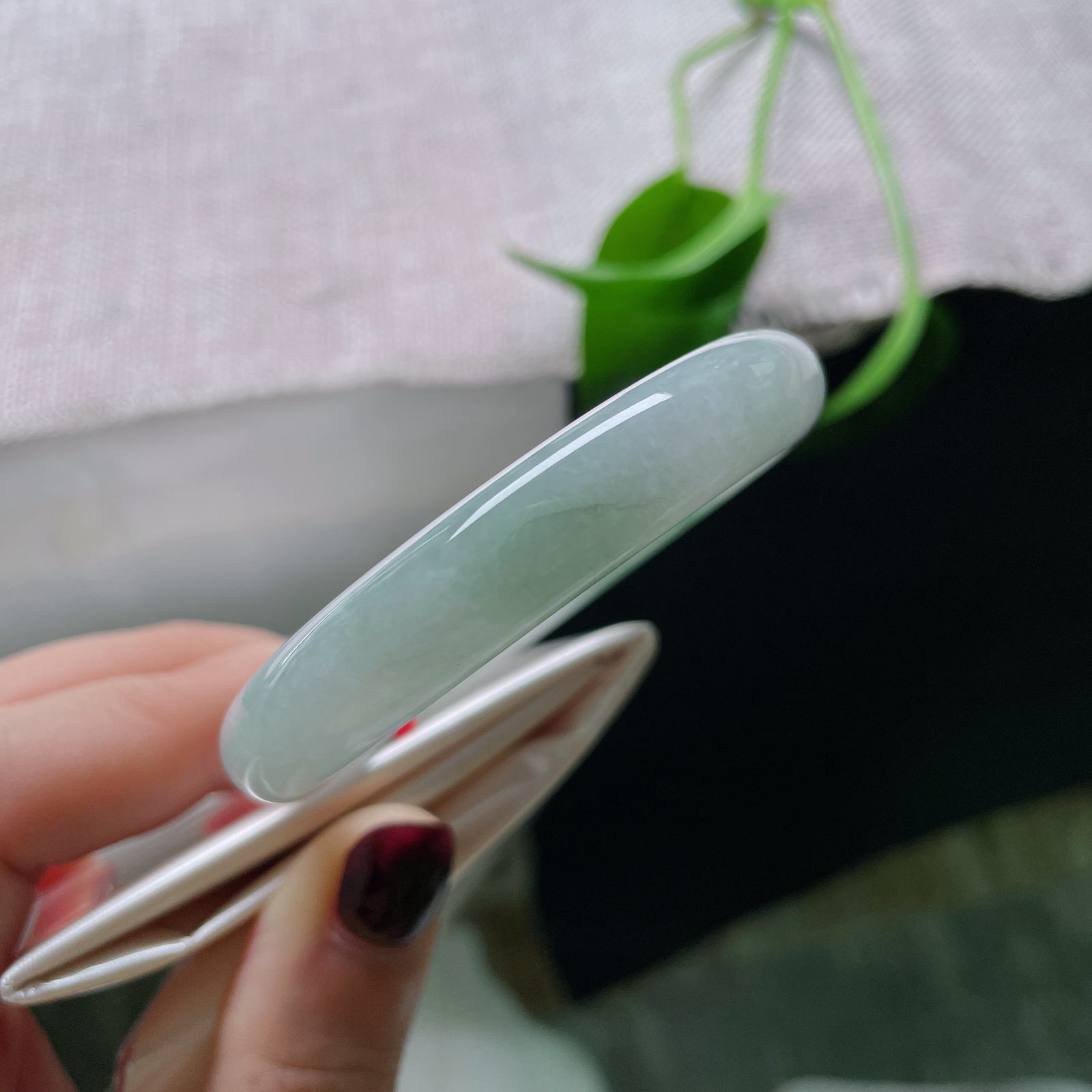 52.9（47.9）10.2/6.7，淡绿底贵妃，水头好，颜色深浅不一，韵味十足，皮纹..