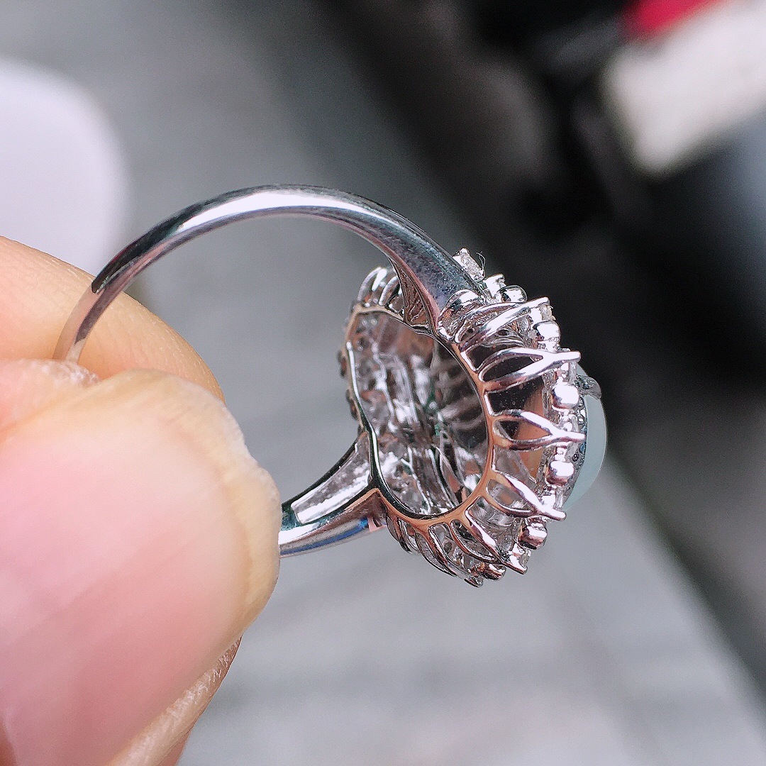 冰种葫芦戒指，玉质细腻，荧光感超
强，饱满圆润，尽显优雅气质，18k
金豪华镶嵌