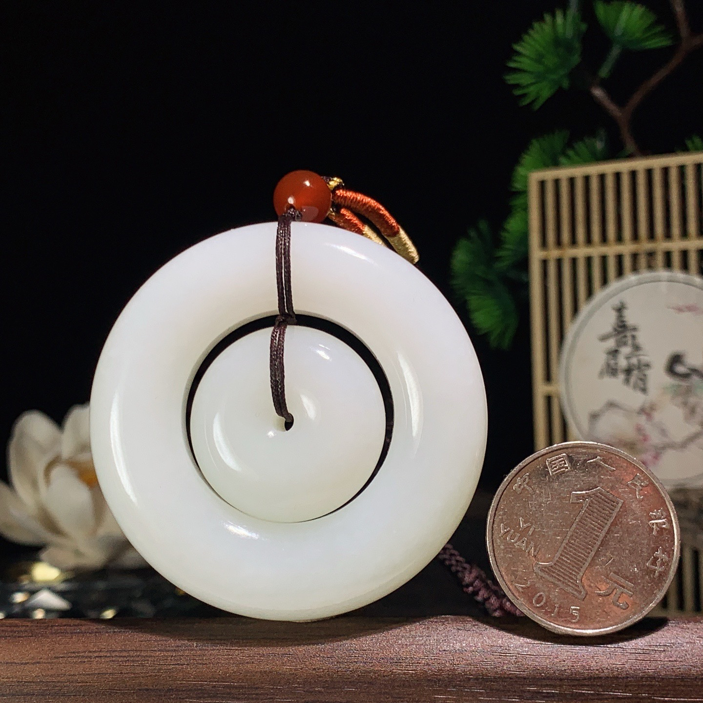 和田玉羊脂白玉子母扣挂件。尺寸53/12重65克，玉质细腻油润 脂粉好，品质好！lt260418