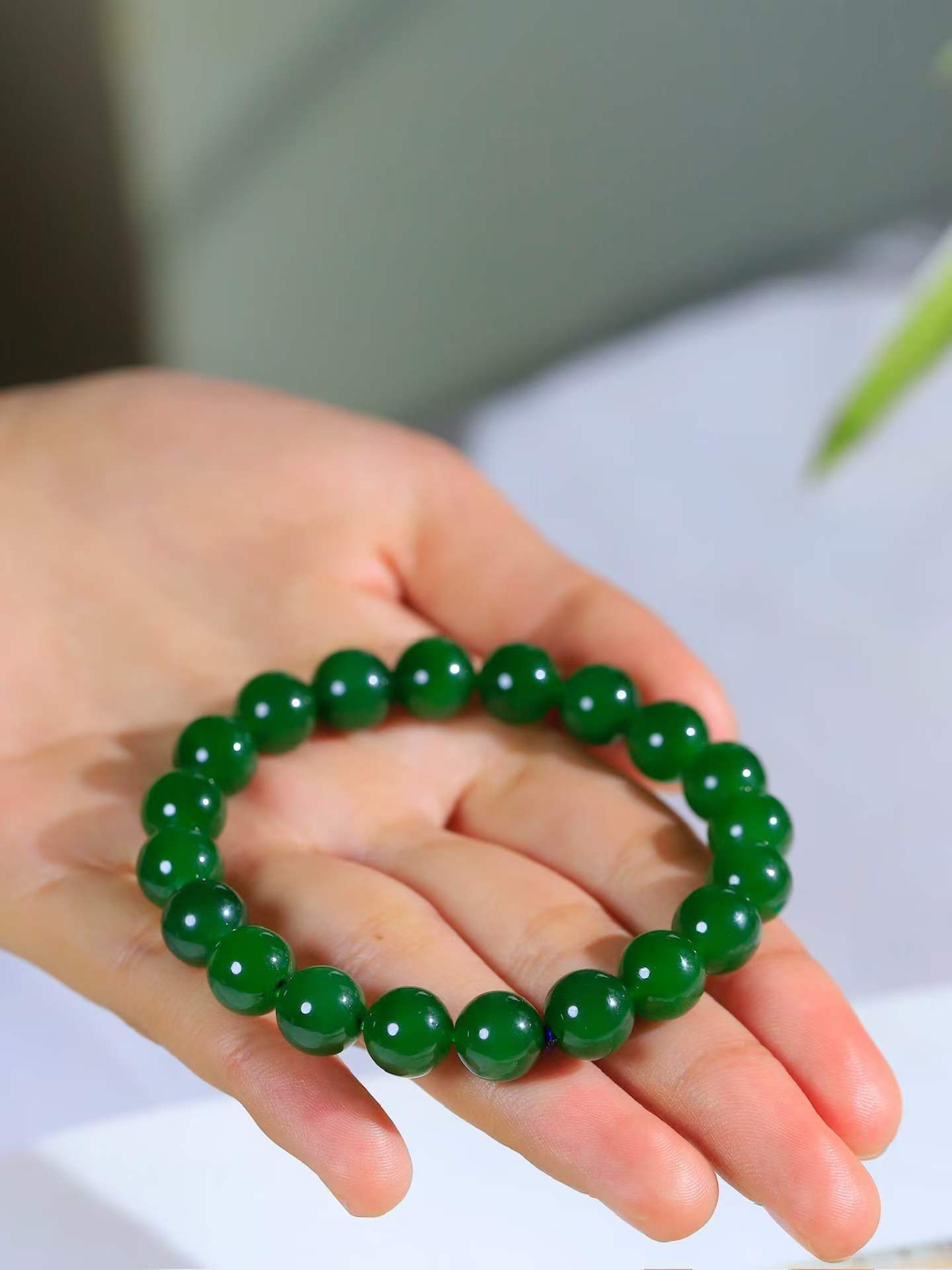 【珠圆玉润.手串】

精品和田玉碧玉珠圆玉润手串 玉质温润细腻  整串打磨圆润，佩戴舒适。珠珠落玉盘