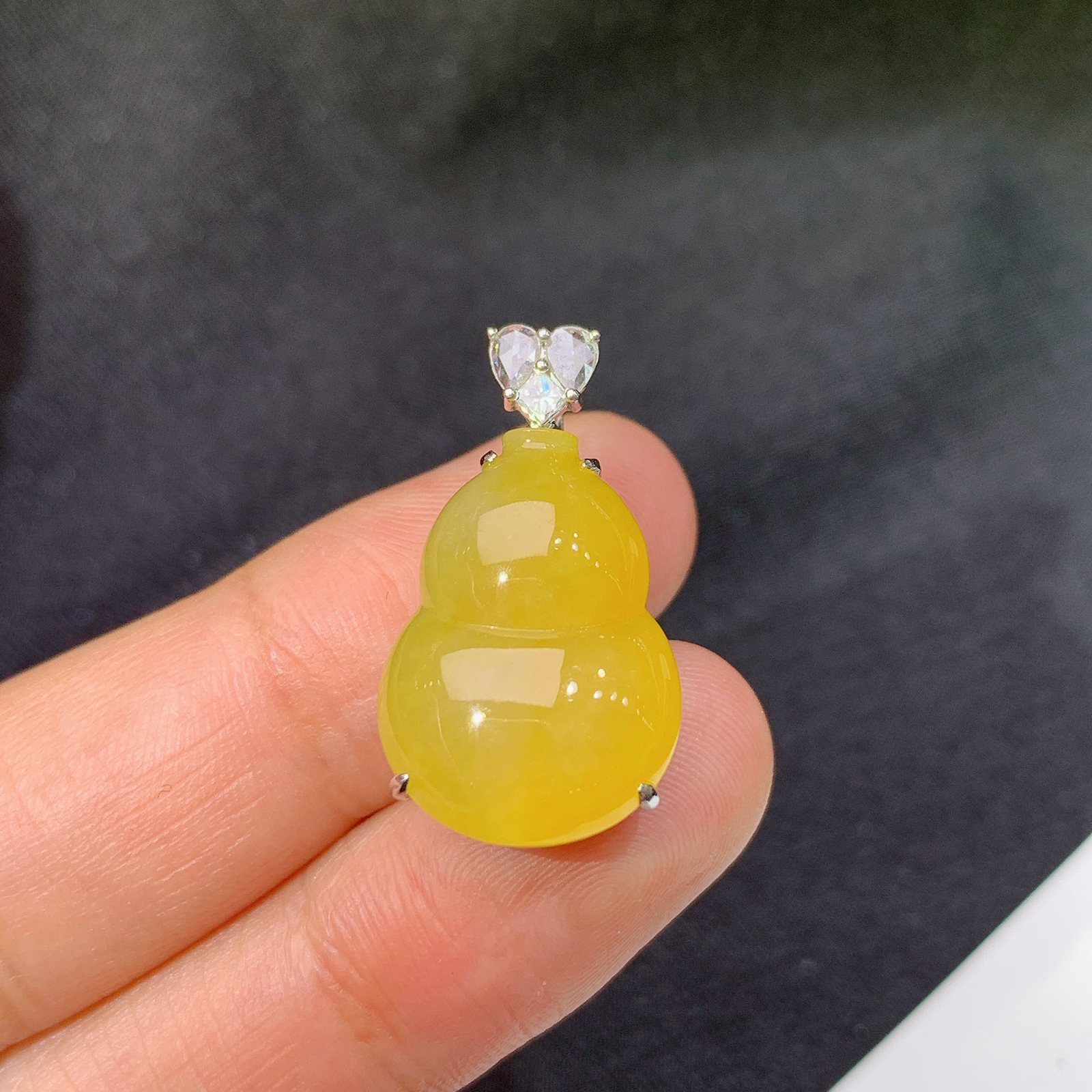 冰黄翡葫芦吊坠，18k金镶嵌，冰润鲜艳，玉质细腻，种水足，Ych 尺寸24.3*13.5*8.8