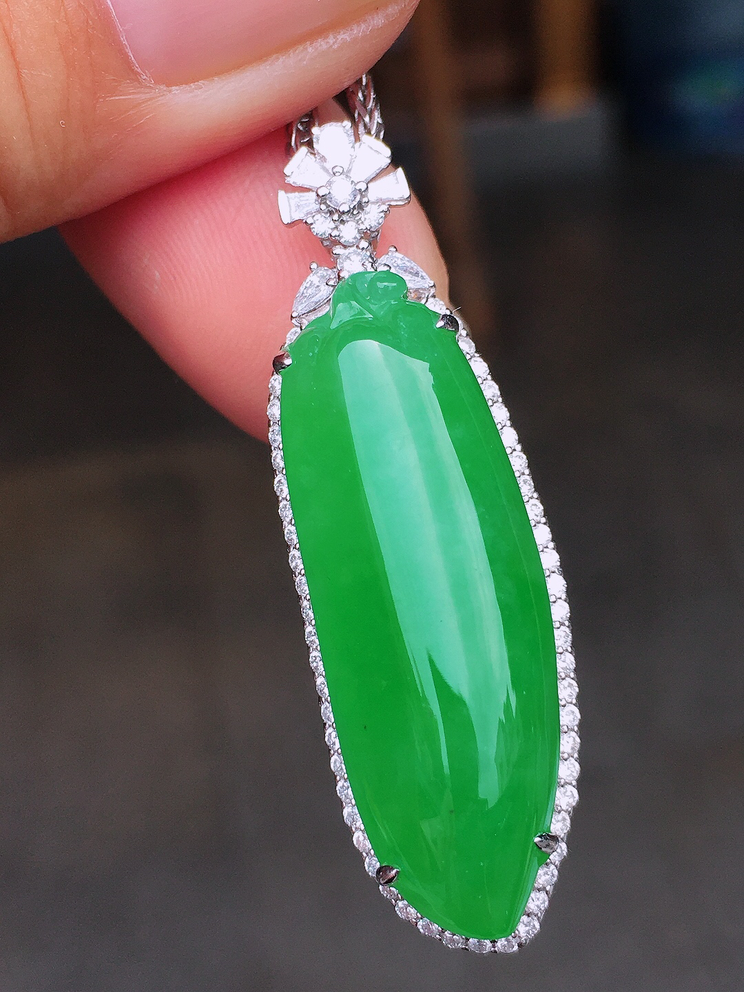 阳绿福瓜吊坠，色泽均匀艳丽，玉质细腻，荧光感超
强，饱满圆润，尽显优雅气质，18k
金豪华镶嵌