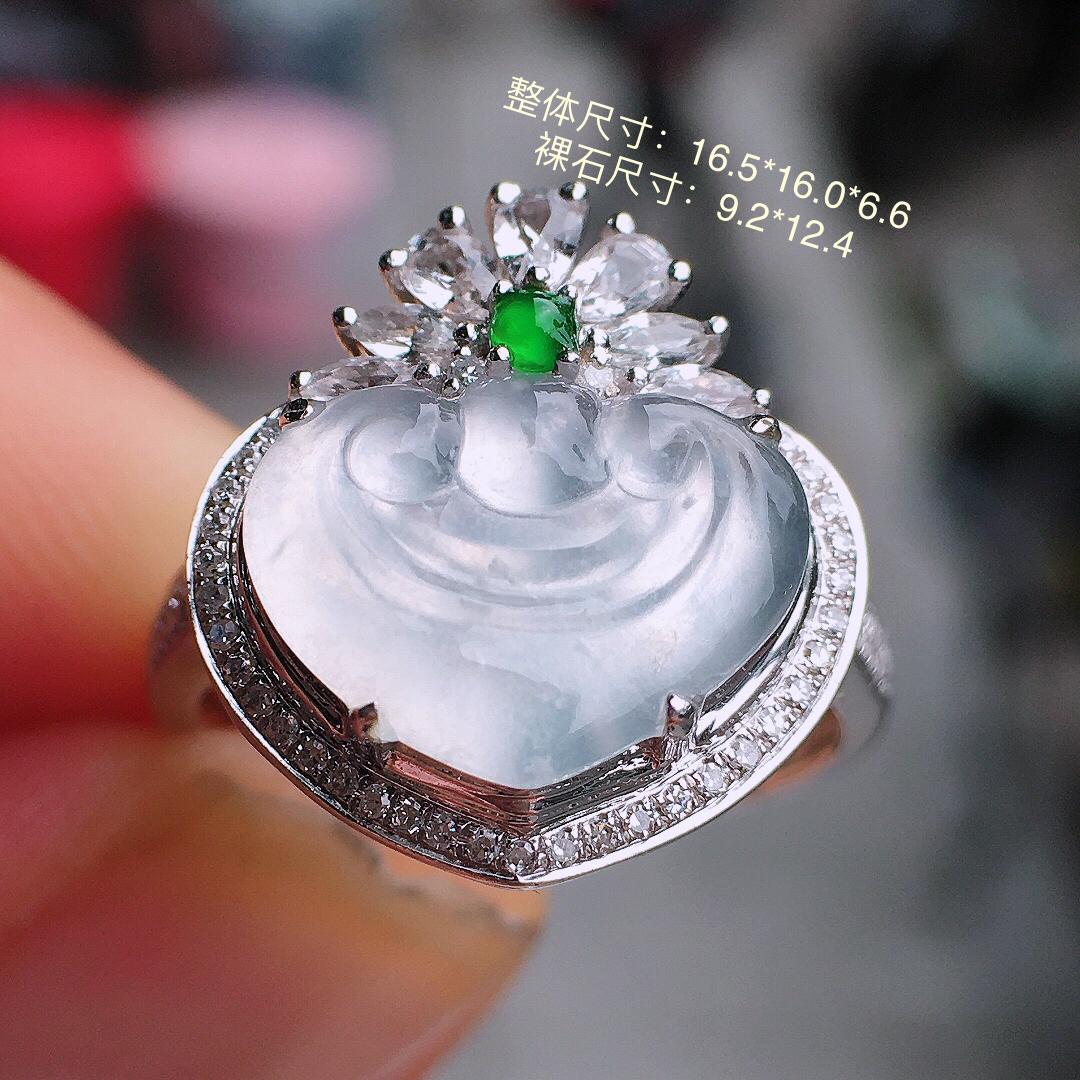 冰种如意戒指，玉质细腻，荧光感超
强，饱满圆润，尽显优雅气质，18k
金豪华镶嵌