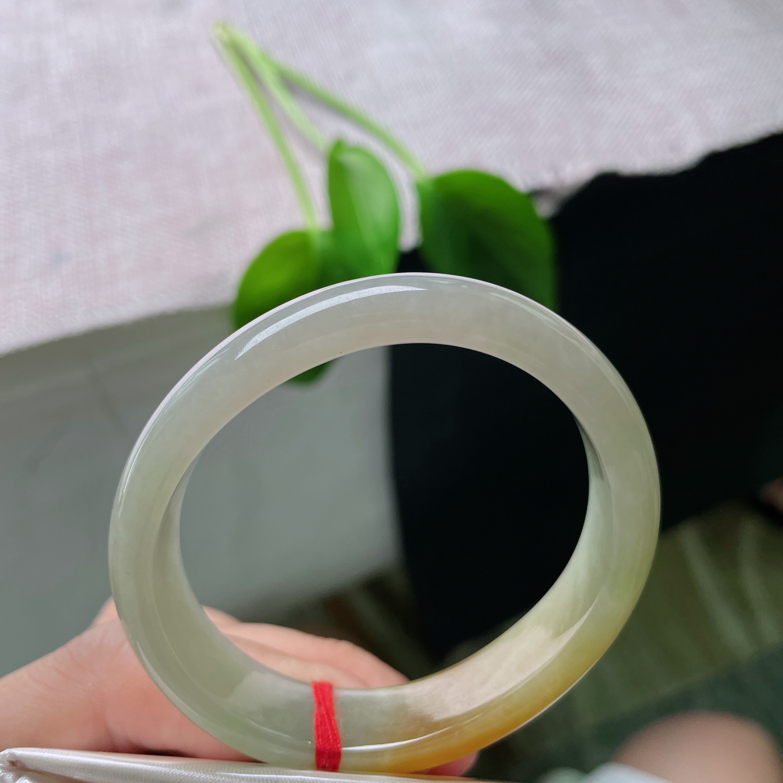 53（45.5）13.2/6.7，黄翡贵妃，冰润细腻，种老，如金丝游动，婉间鎏金..