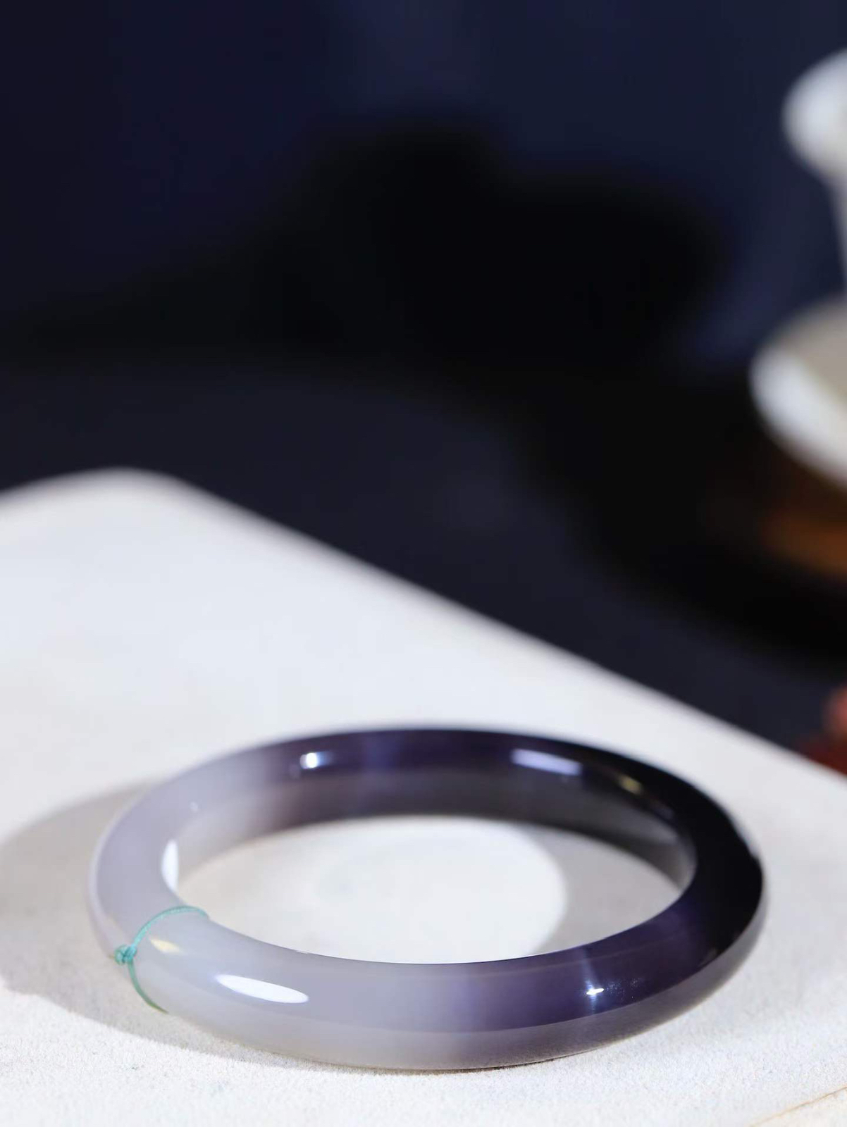 【腕间柔情.手镯】   

精品和田玉烟紫双色手镯 玉质温润细腻 油性十足 古朴秀雅 轻抚岁月的栏杆