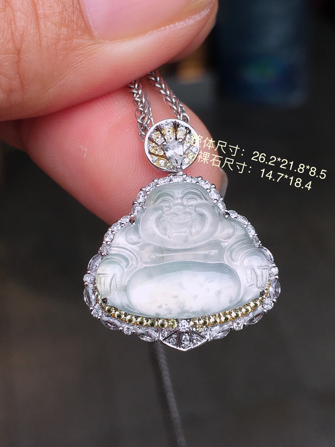 冰种佛公吊坠，玉质细腻，荧光感超
强，饱满圆润，尽显优雅气质，18k
金豪华镶嵌
