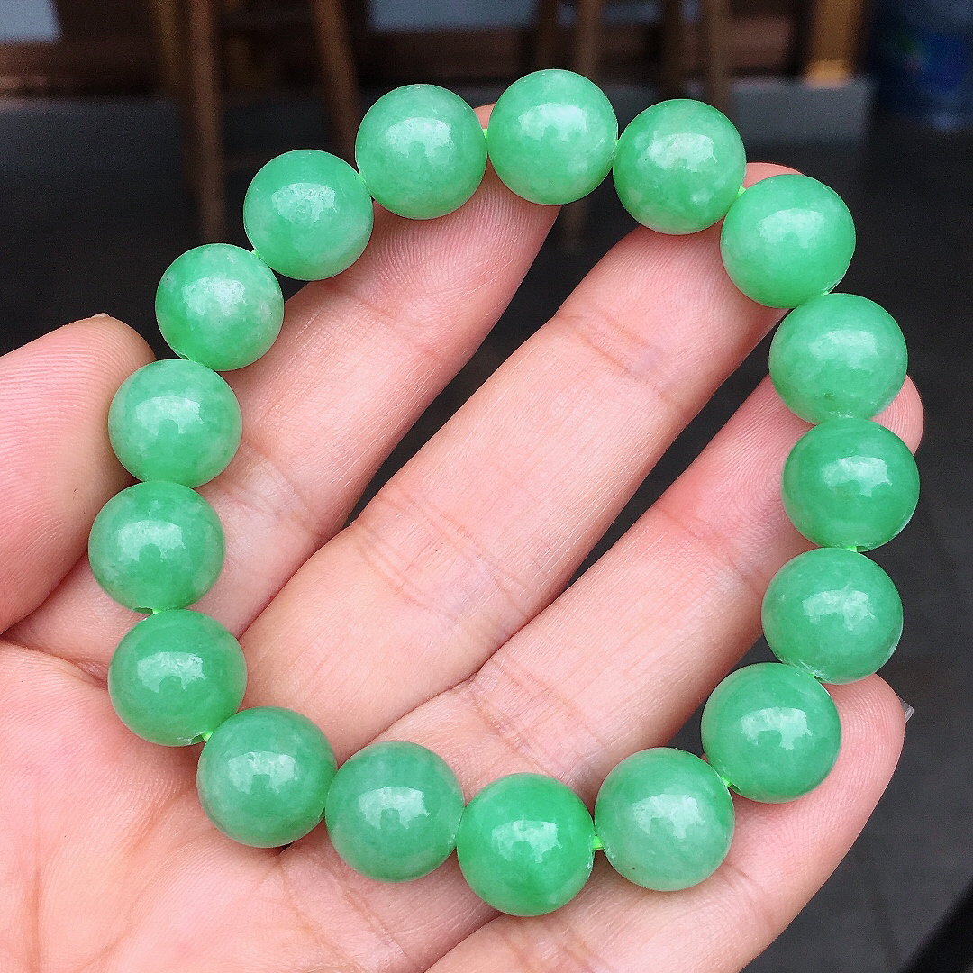 果绿珠子手串，色泽均匀艳丽，玉质细腻，荧光感超
强，饱满圆润，尽显优雅气质
