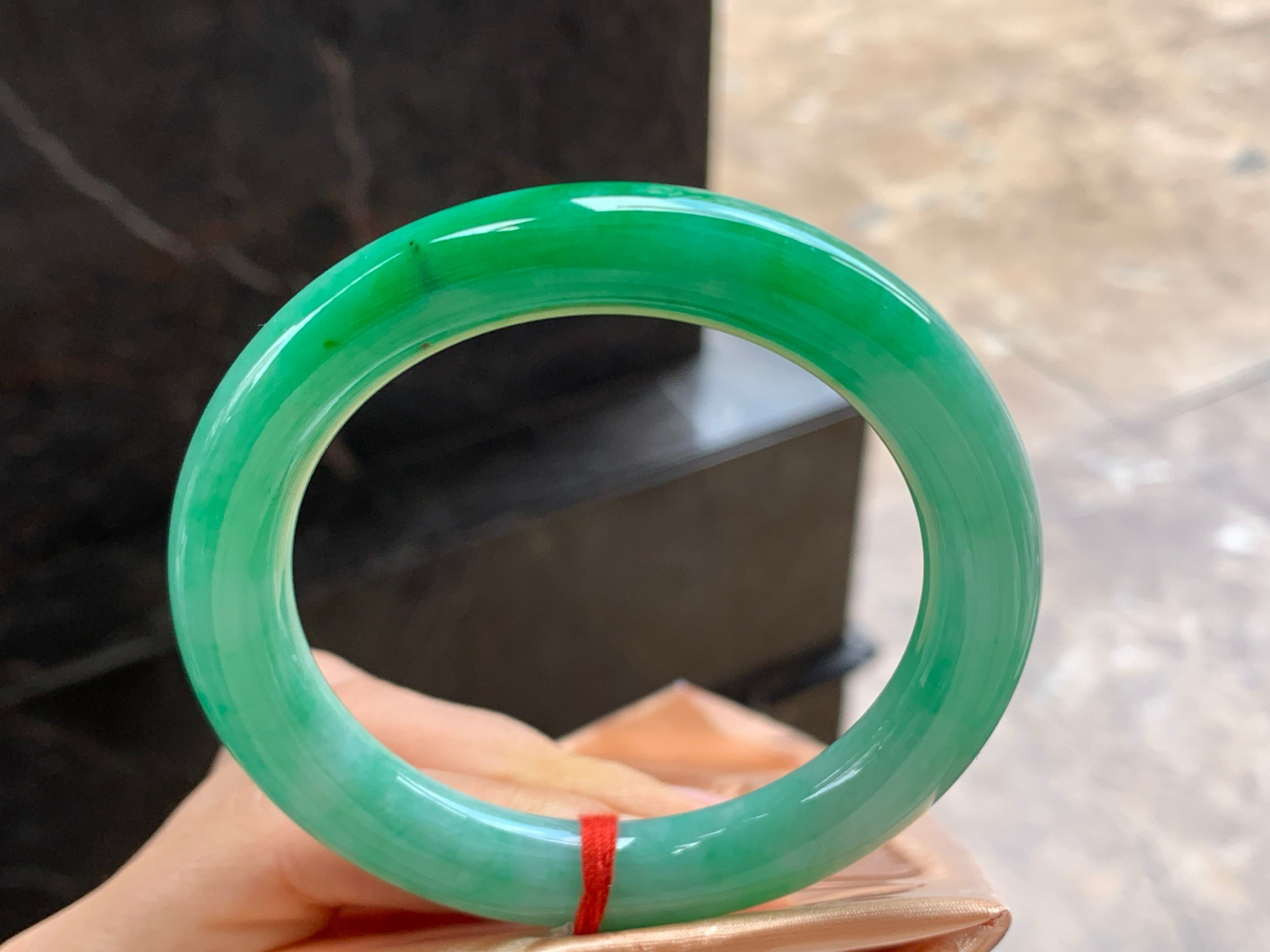 56.5-10.3

辣绿色圆条手镯^_^颜色鲜艳