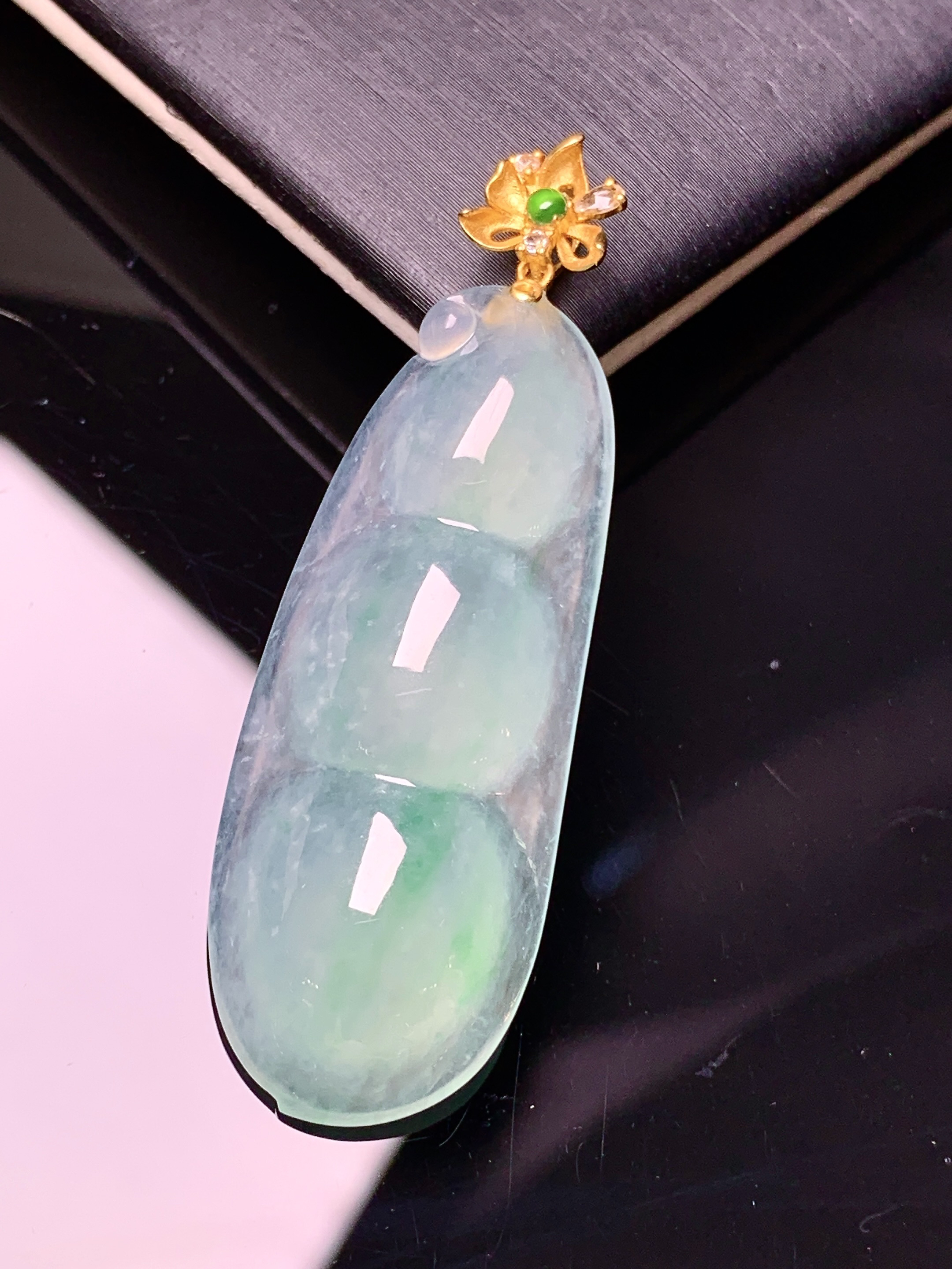 18k金钻镶嵌冰种飘绿四季豆吊坠 玉质细腻 色泽艳丽清新 水润亮眼 整体尺寸47.5*15.6*7.3c1