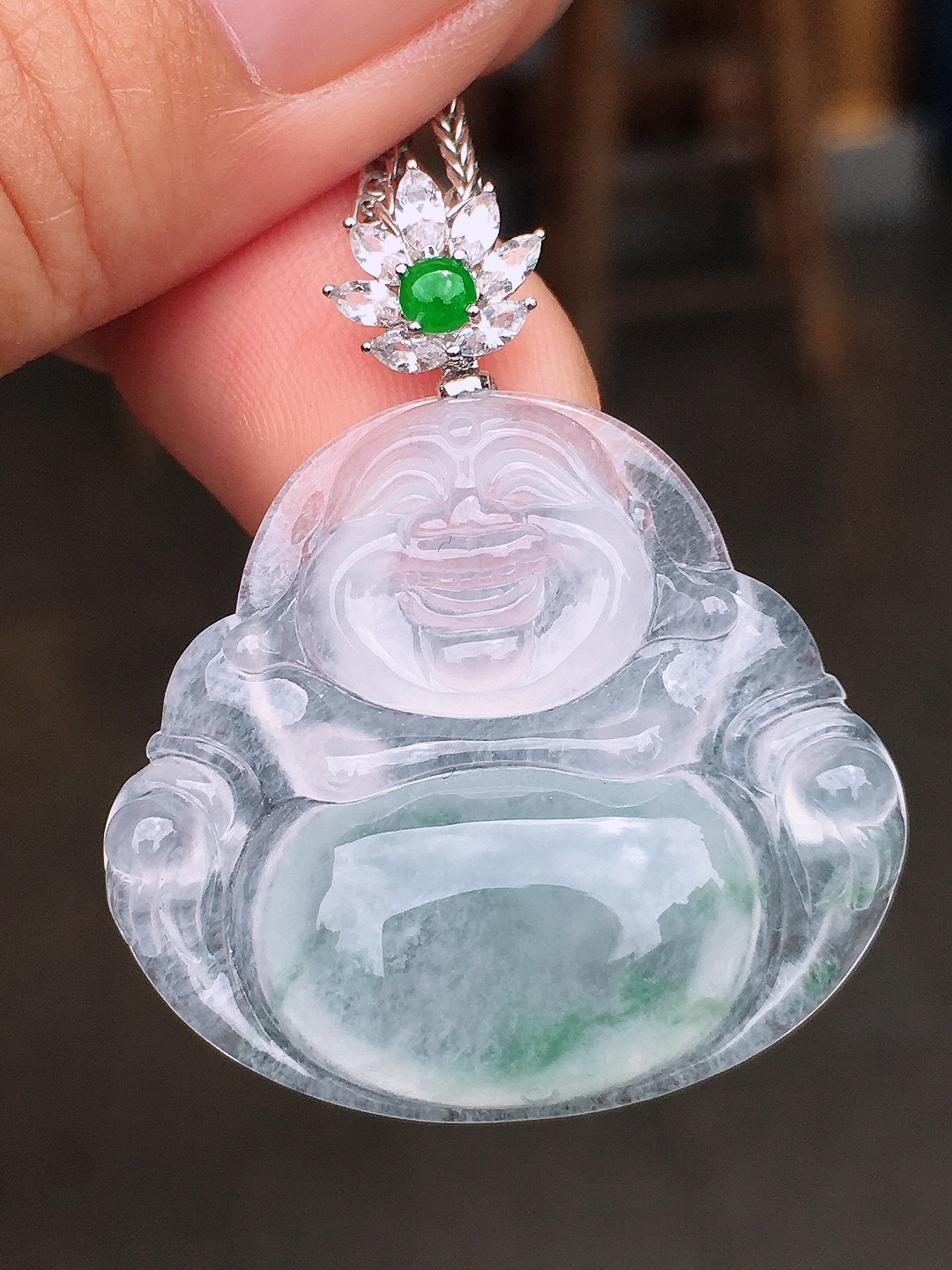 冰种佛公吊坠，色泽艳丽，玉质细腻，荧光感超
强，饱满圆润，尽显优雅气质，18k
金豪华镶嵌