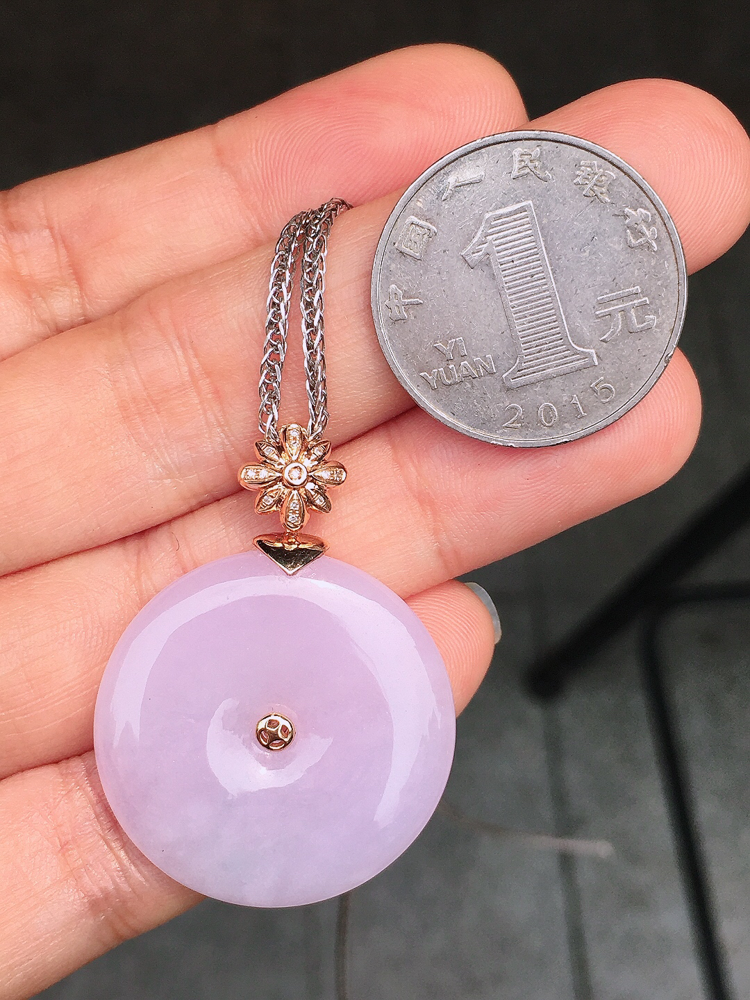 淡紫罗兰平安扣吊坠，色泽均匀艳丽，玉质细腻，荧光感超
强，饱满圆润，尽显优雅气质，18k
金豪华镶嵌