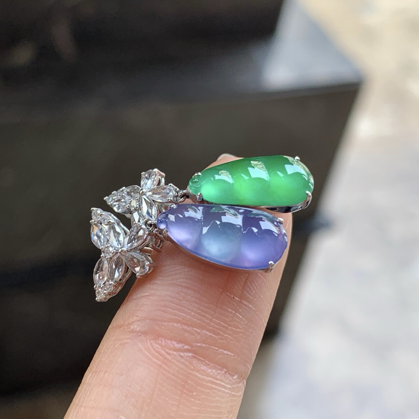 金钻镶嵌春带彩耳坠一对^_^鲜艳