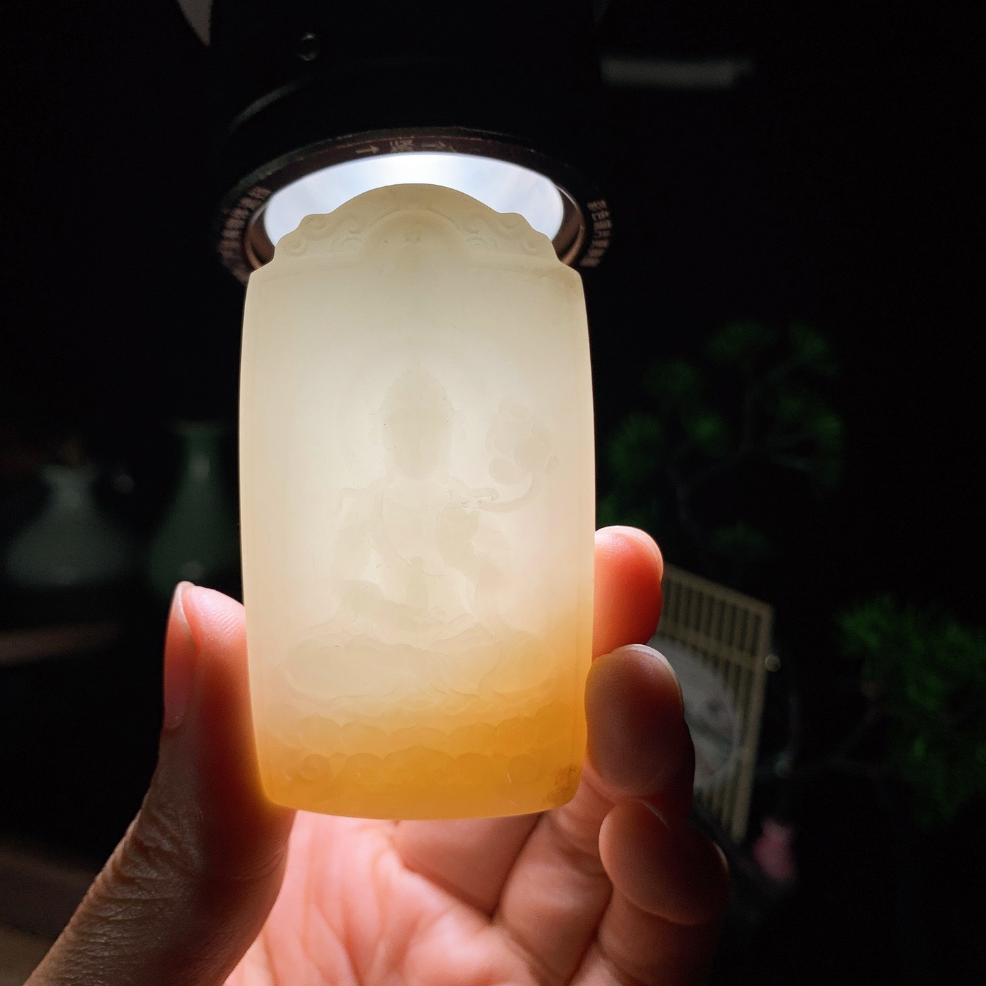 新疆和田玉且末糖座莲观音挂件 尺寸67/37/11重63克。玉质细腻油润。手推出油。佩戴高端典雅。lt260418