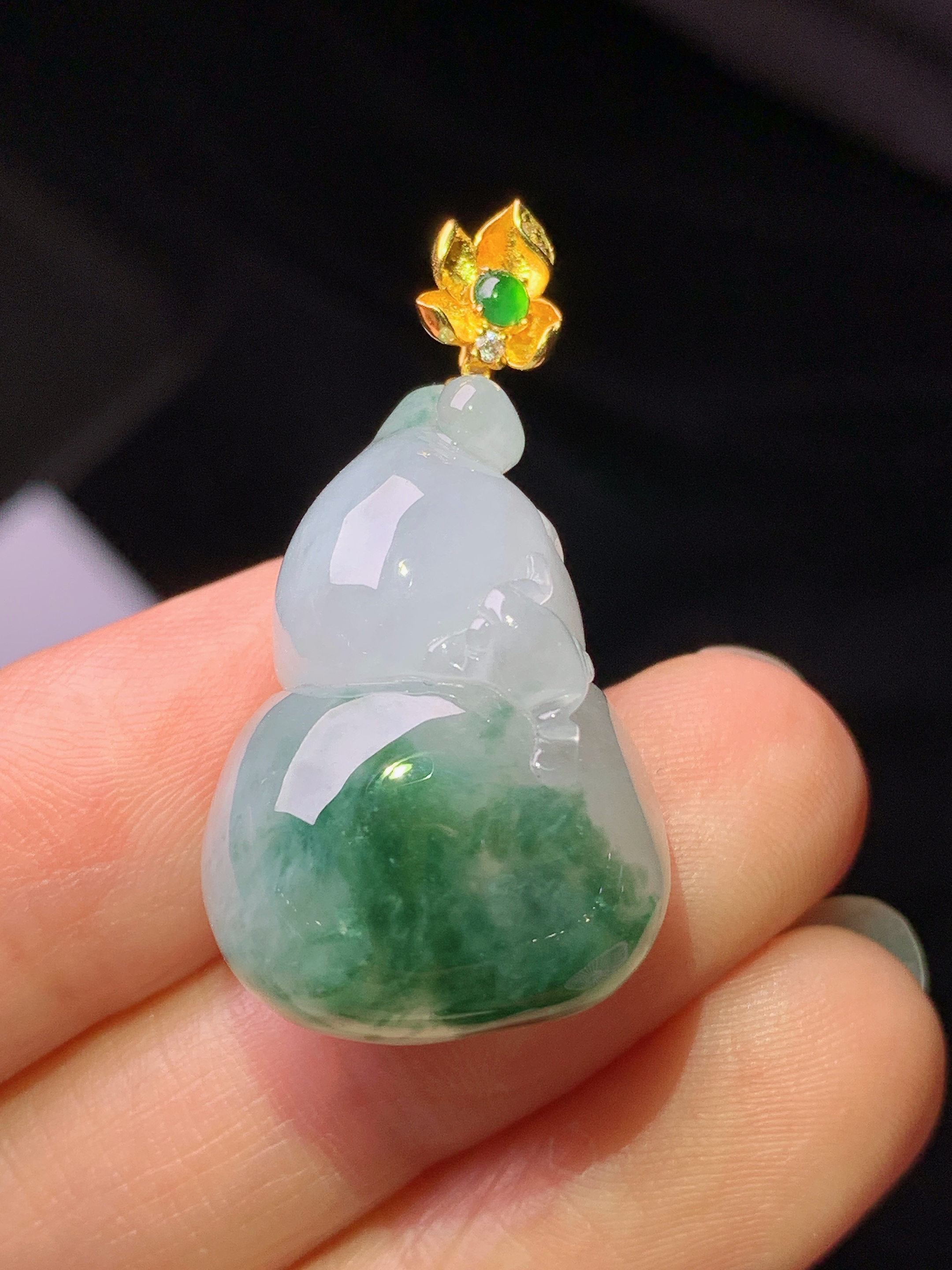 18k金镶嵌飘蓝花葫芦吊坠 玉质细腻 色泽艳丽清新 水润亮眼 整体尺寸32.5*17.6*12.5e1