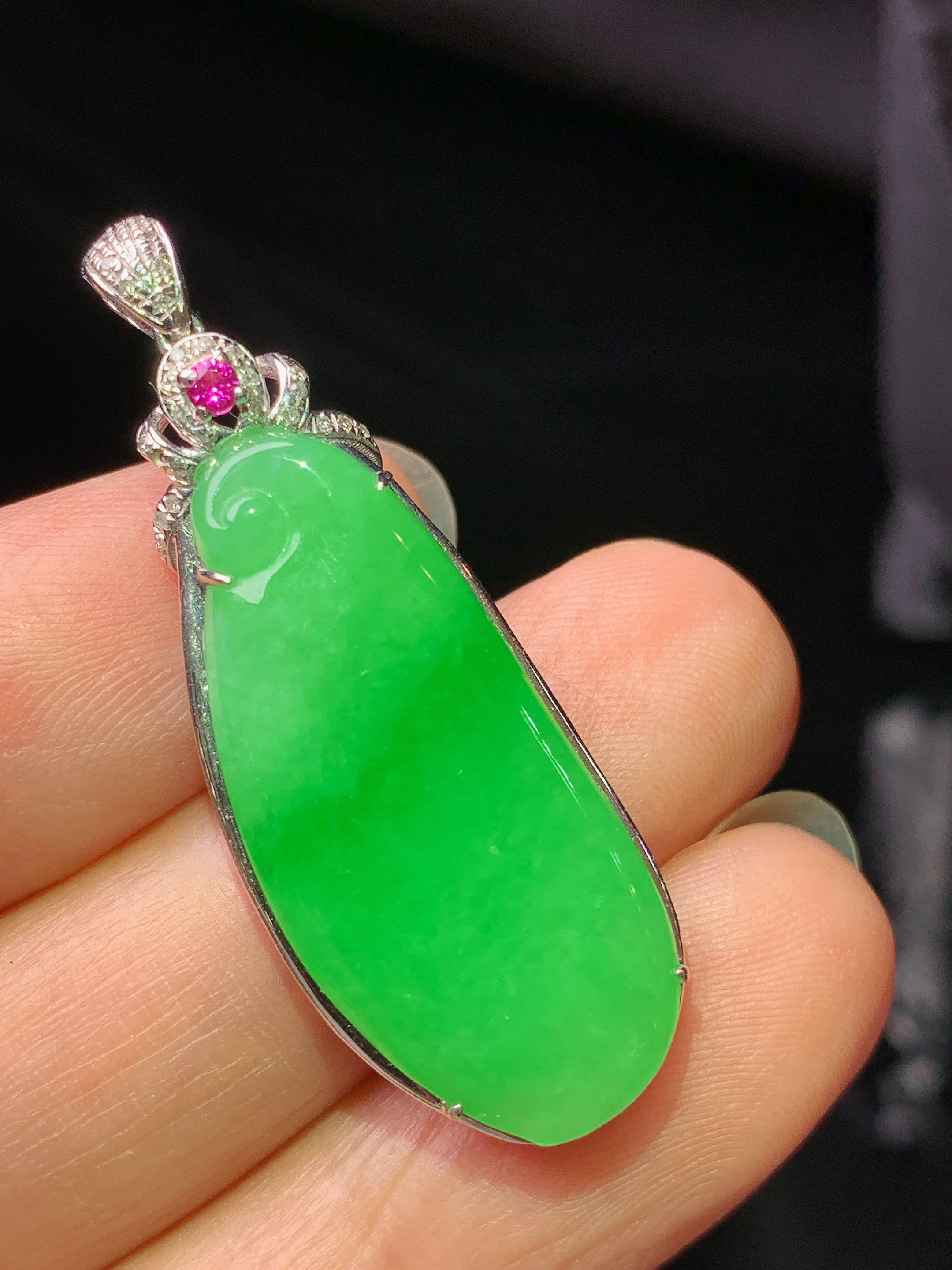 18k金钻镶嵌阳绿福瓜吊坠 玉质细腻 色泽艳丽清新 水润亮眼 整体尺寸38.2*13.8*5z1