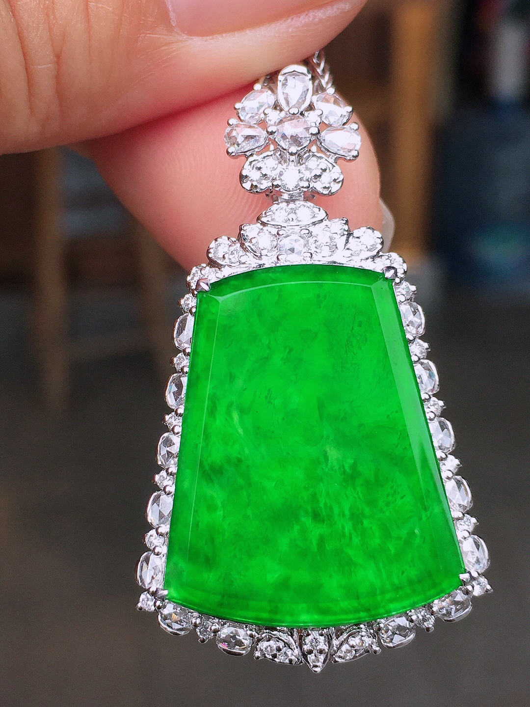 阳绿无事牌吊坠，色泽均匀艳丽，玉质细腻，荧光感超
强，饱满圆润，尽显优雅气质，18k
金豪华镶嵌