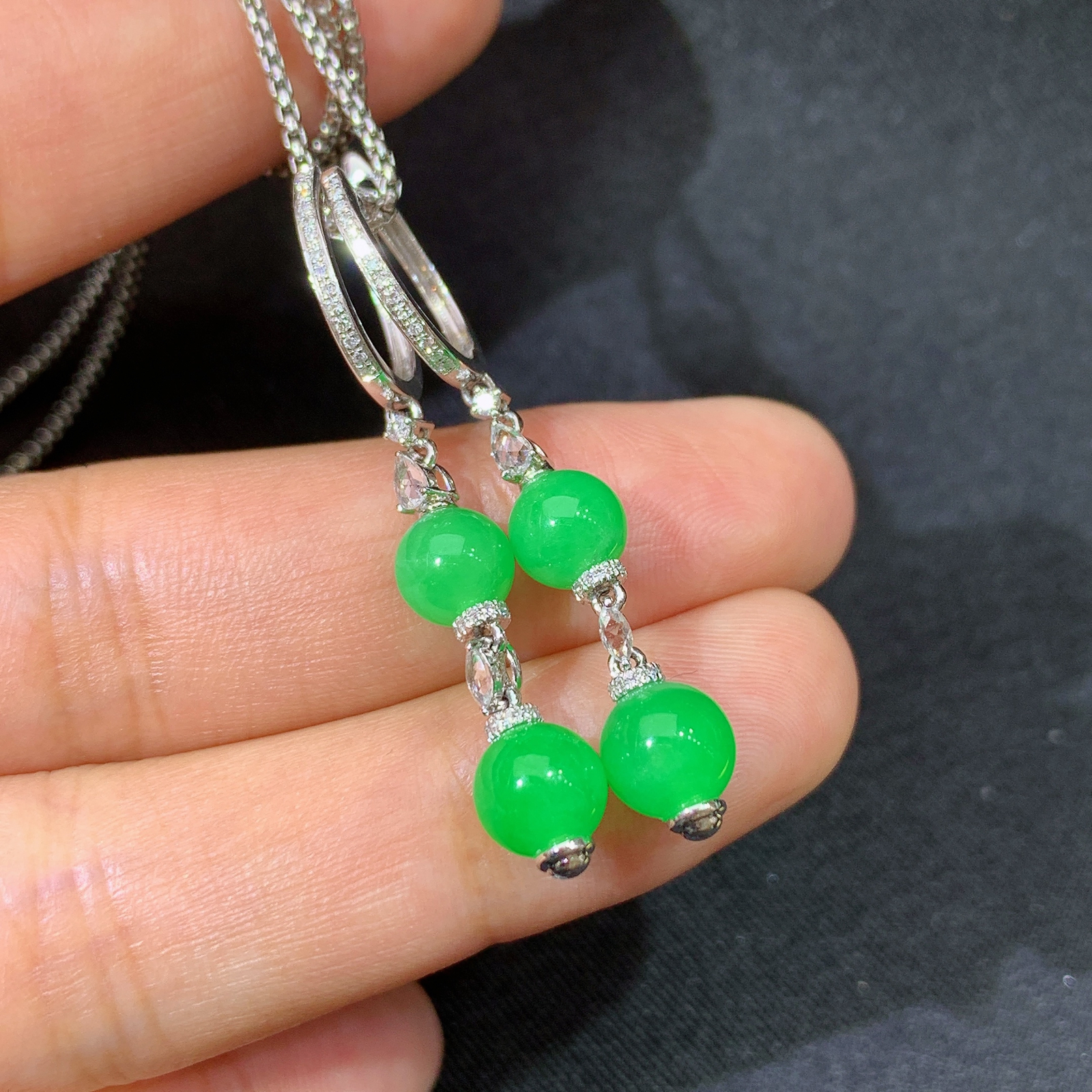 阳绿圆珠耳坠，18k金镶嵌，款式新颖，冰润色阳，种水足，Cj 尺寸6.2