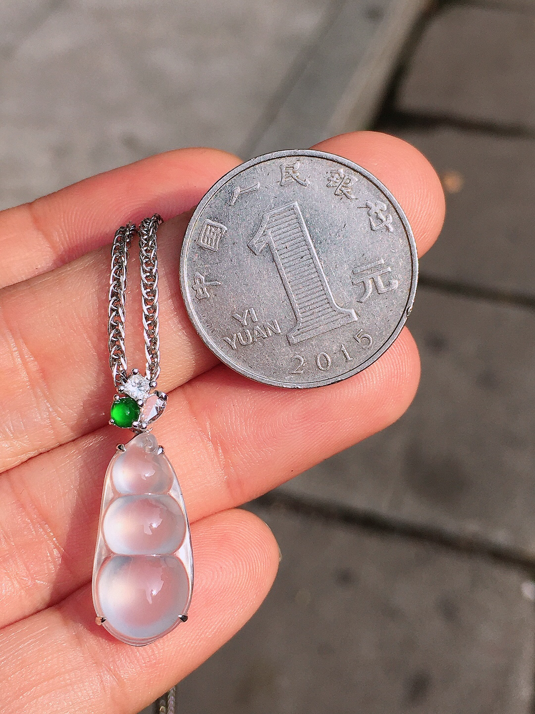 玻璃种福豆吊坠，玉质细腻，荧光感超
强，饱满圆润，尽显优雅气质，18k
金豪华镶嵌