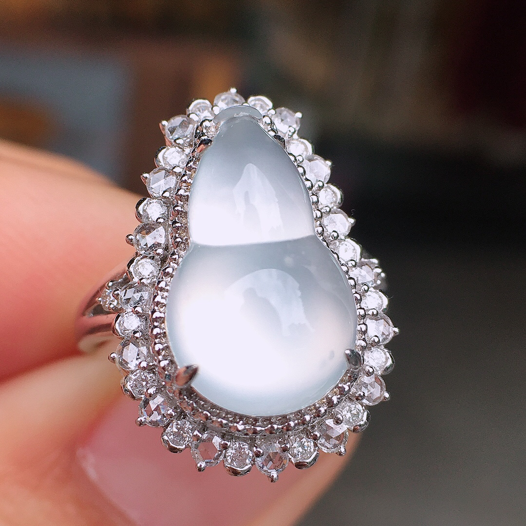 冰种葫芦戒指，玉质细腻，荧光感超
强，饱满圆润，尽显优雅气质，18k
金豪华镶嵌