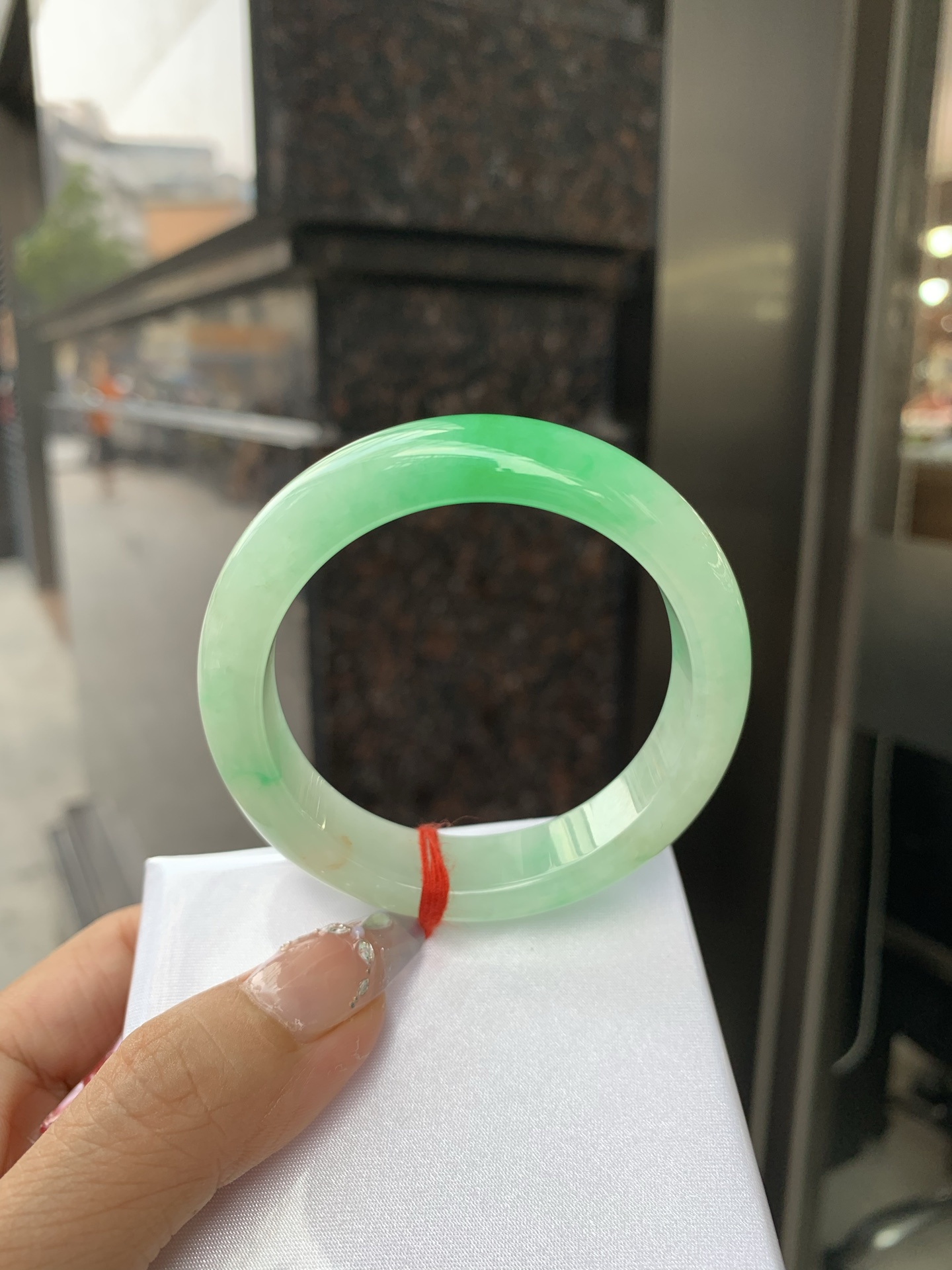 阳绿半山水正圈51-8.1-12.60419-N486打灯棉根，底妆冰润，半圈阳绿像春芽，从水润如晨露的底子蹦跳而出，将春日的灵动生机凝于手镯中，戴上她，清水芙蓉般的清新感自然晕染，每一次抬手，都似把盎然绿意融入生活。