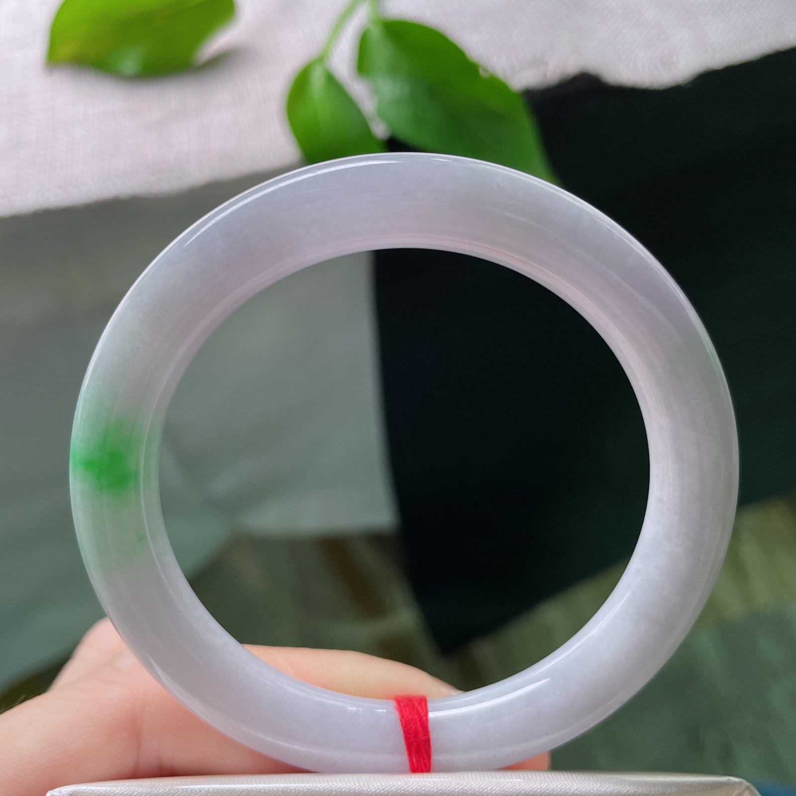 53.6/8.9，紫罗兰圆条，一抹翠色鲜艳夺目，千娇百媚，底子细腻，皮纹..